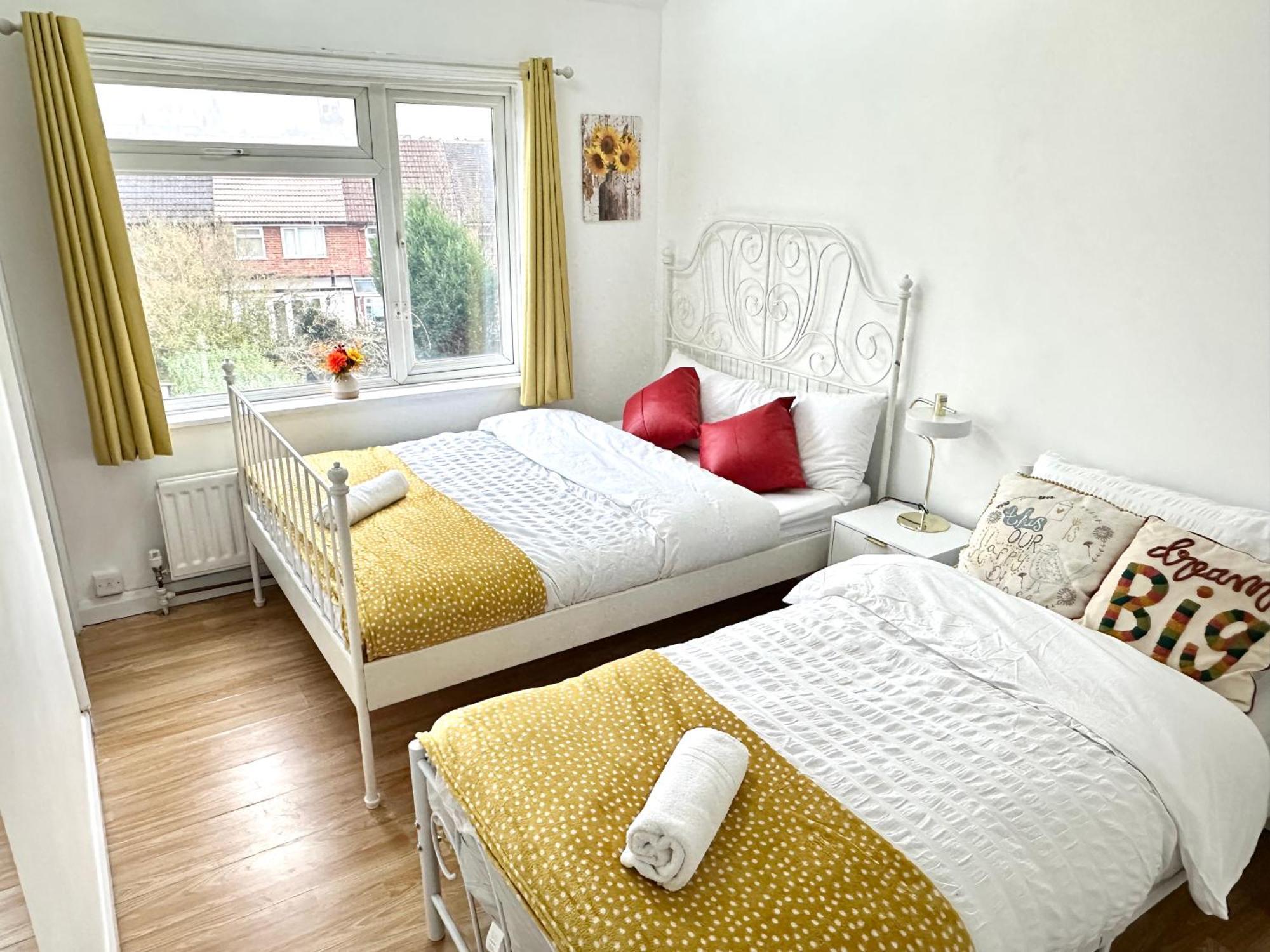 Holiday home 4 Ensuite Bedroom Entire House Sleeps 10 Driveway Parking Near Univesity And Center *