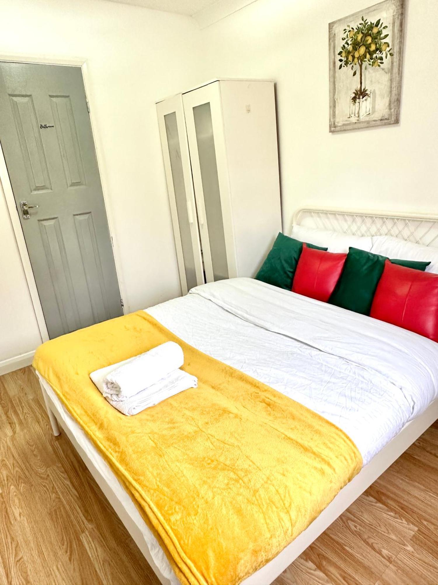 4 Ensuite Bedroom Entire House Sleeps 10 Driveway Parking Near Univesity And Center Holiday home
