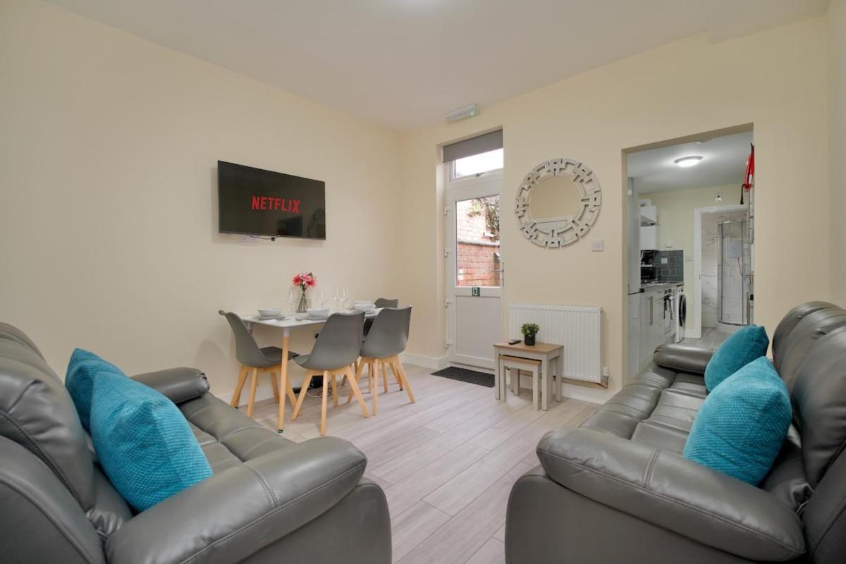 Monks Villa Fully Furnished Home Coventry