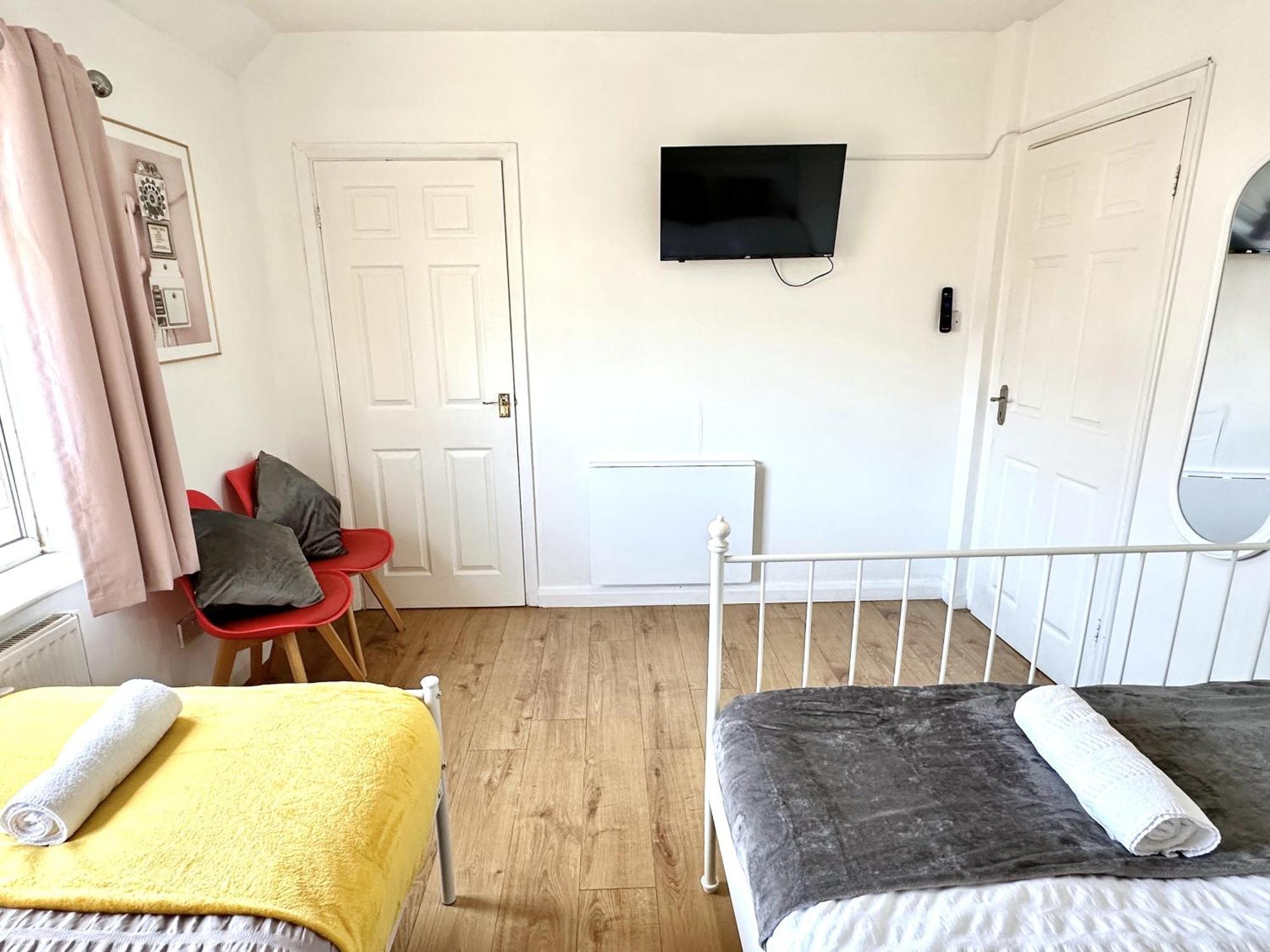 Holiday home 3 Bedroom Entire House Sleeps 8 Twin Beds Near Center Driveway Parking Coventry