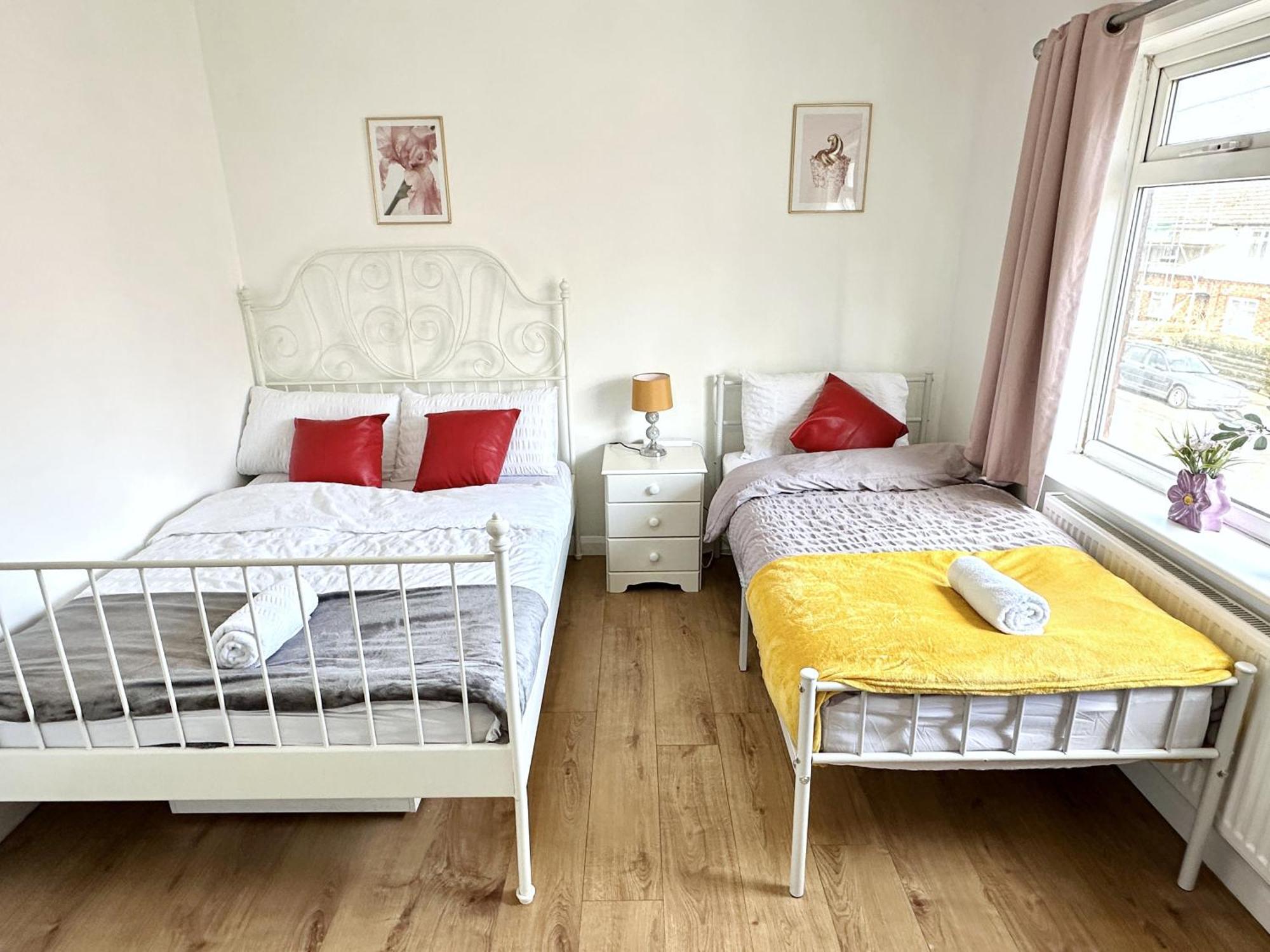 3 Bedroom Entire House Sleeps 8 Twin Beds Near Center Driveway Parking Holiday home Coventry