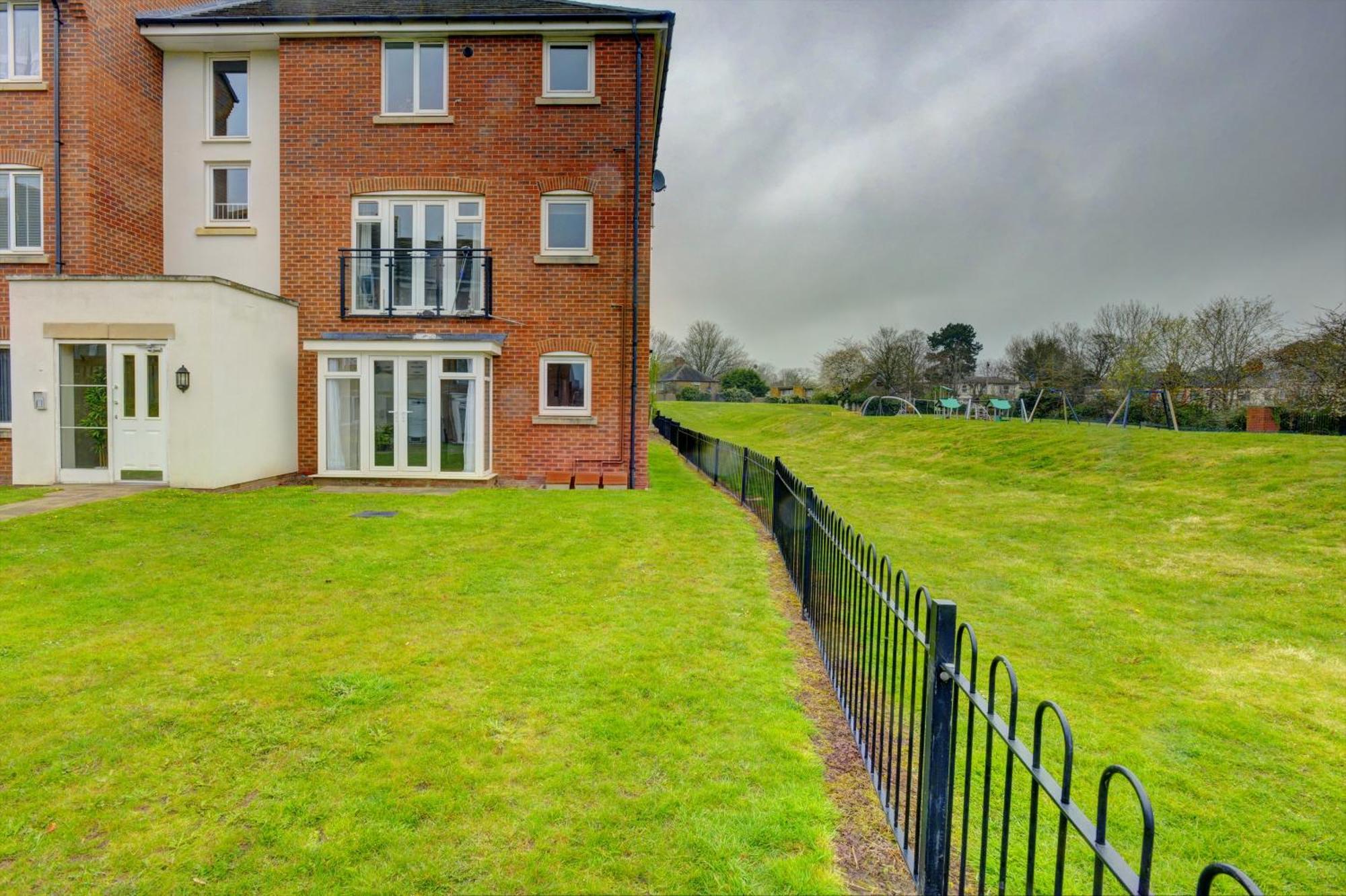 2-br Apartment, En-suite, Allocated Parking, Next To Playground Apartment