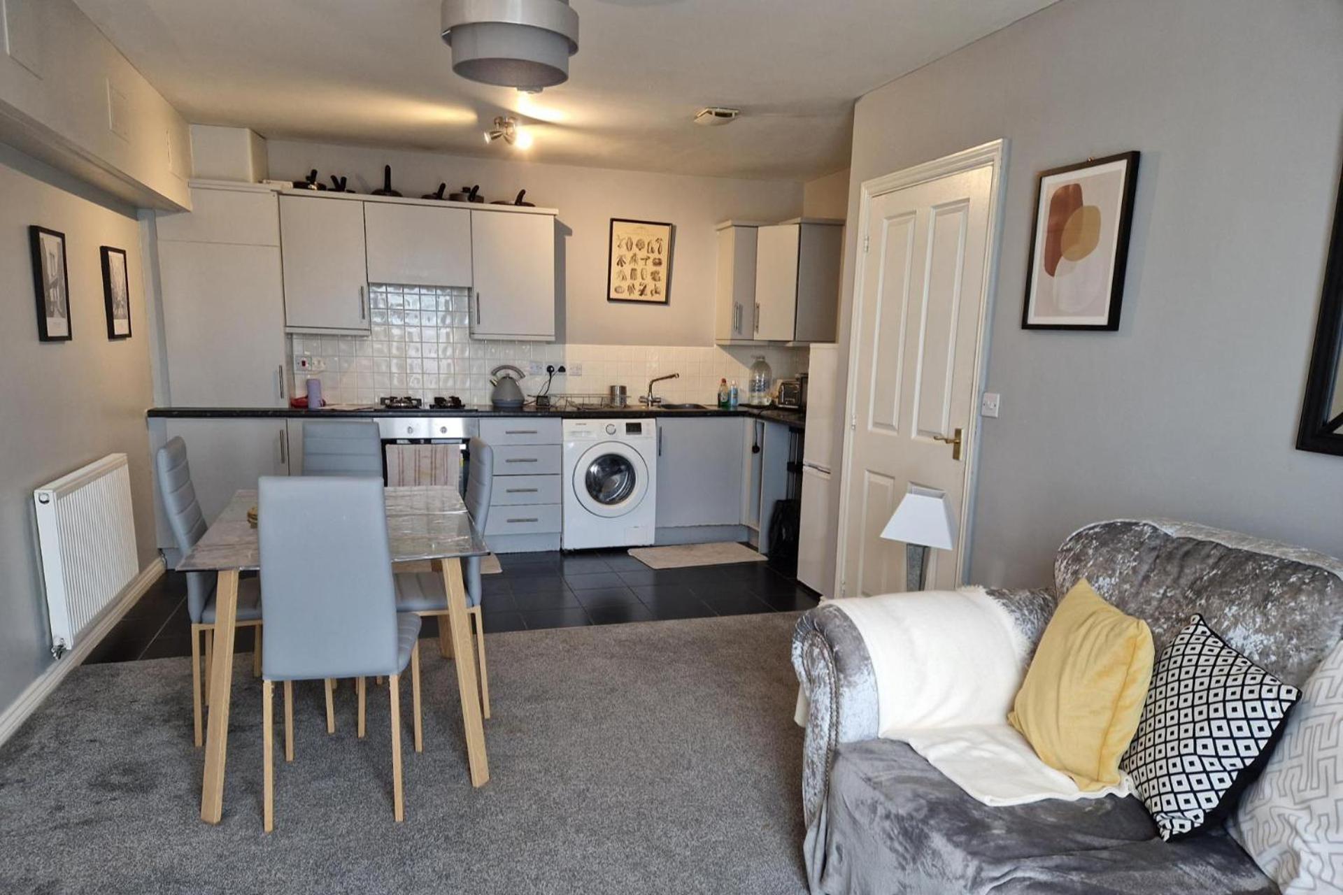 Stylish 2-bed - Sleeps 4 Parking & Wifi