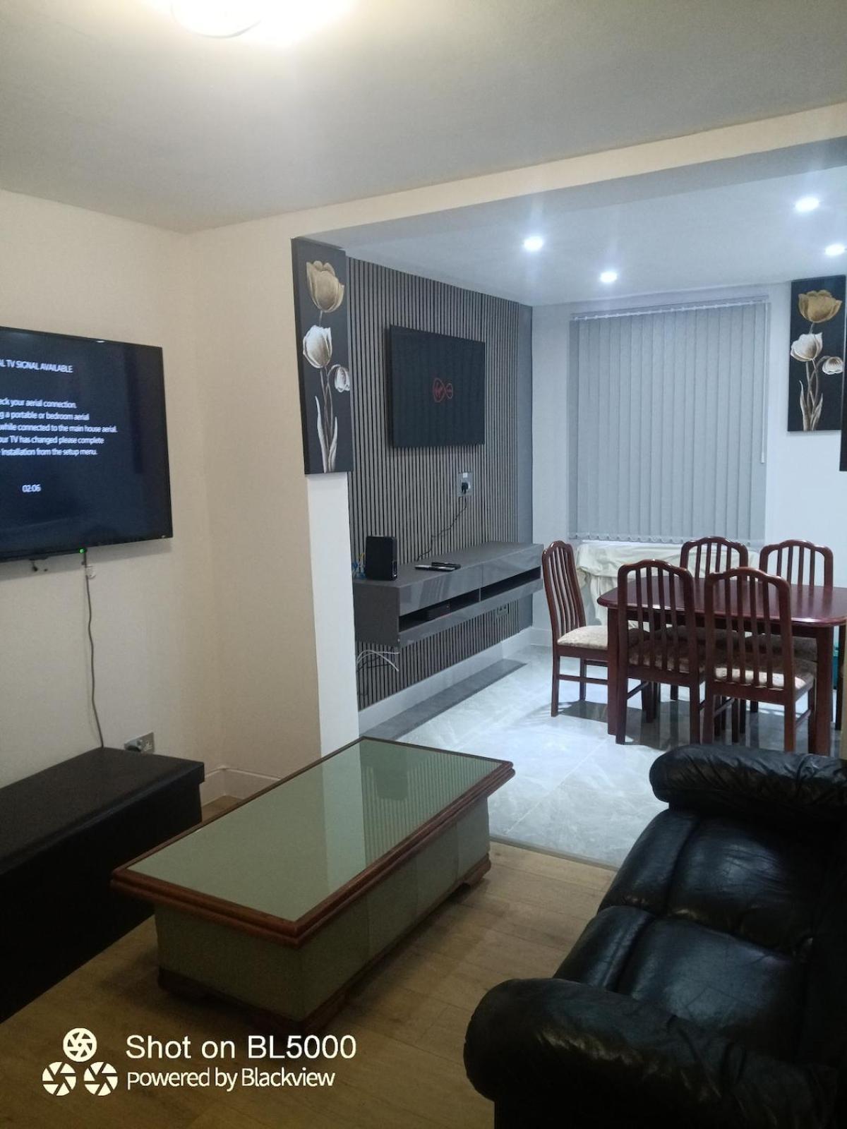 Lovely House For Family & Group Apartment *