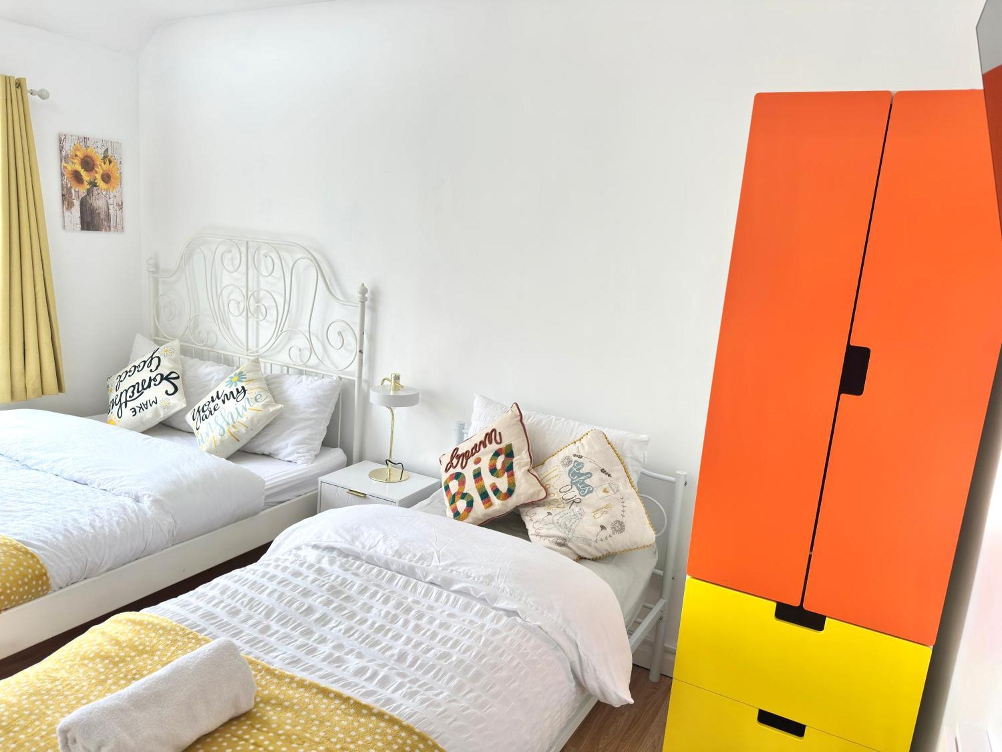 4 Ensuite Bedroom Entire House Sleeps 10 Driveway Parking Near Univesity And Center Holiday home