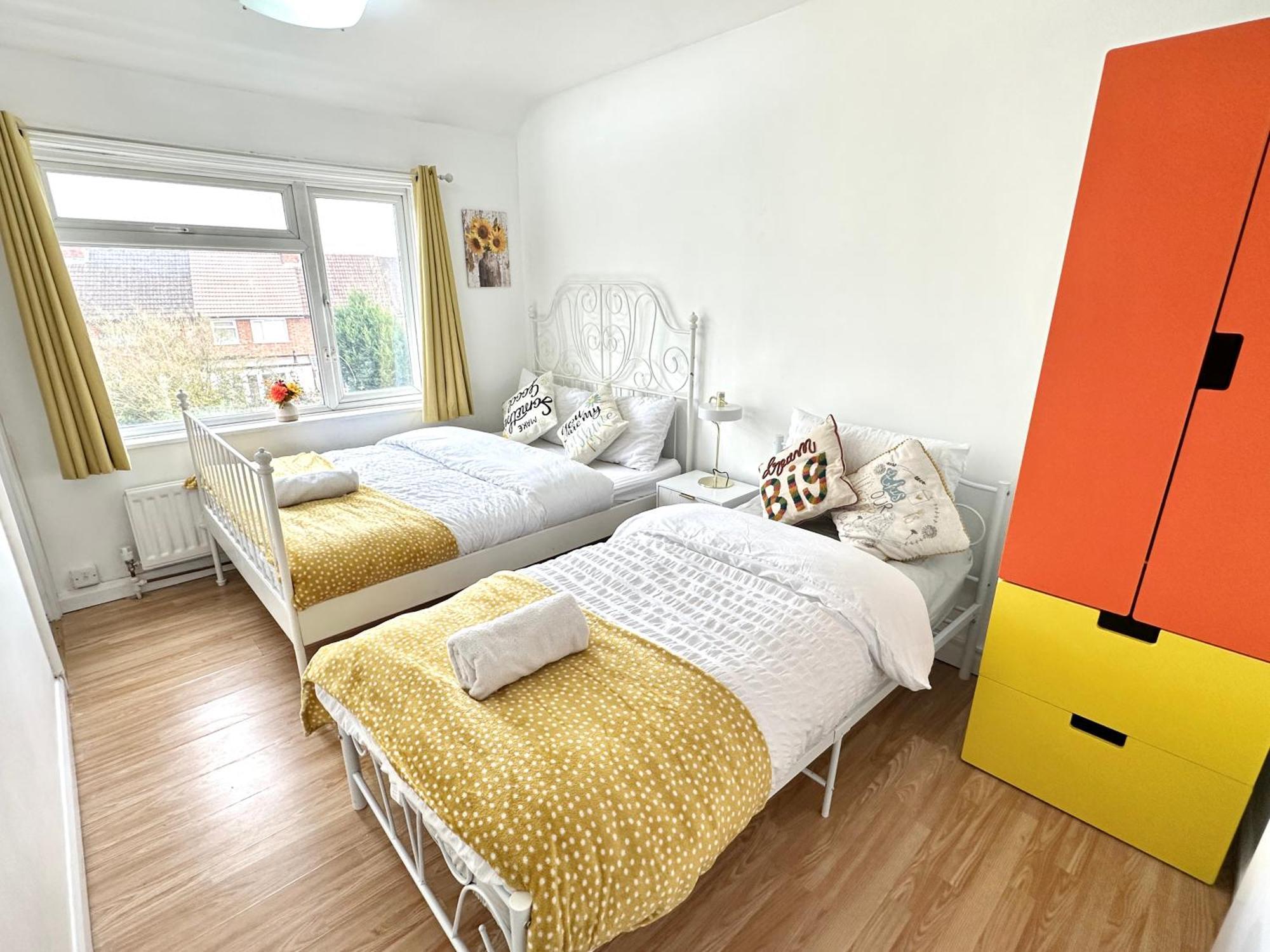 Holiday home 4 Ensuite Bedroom Entire House Sleeps 10 Driveway Parking Near Univesity And Center *