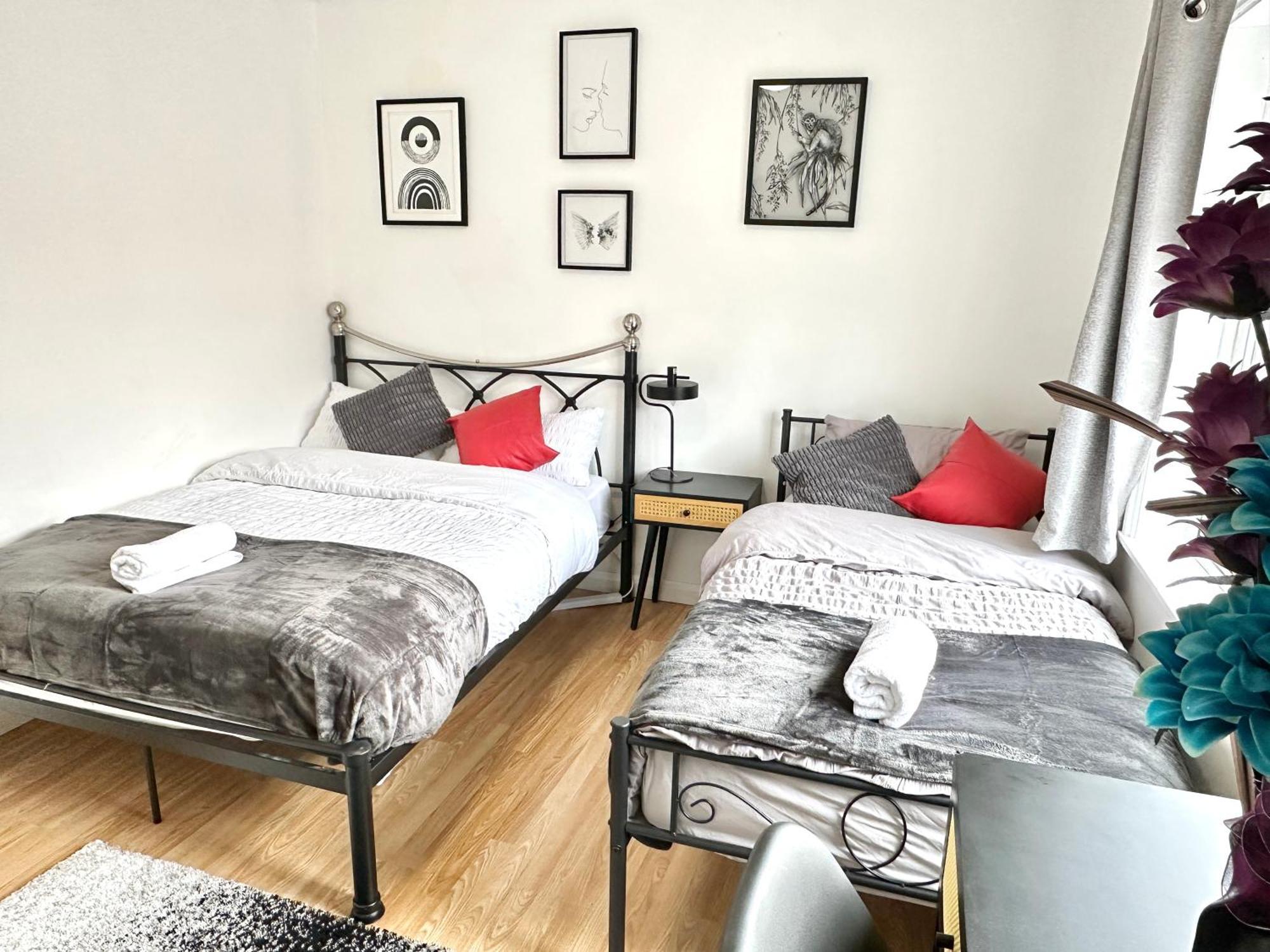 4 Ensuite Bedroom Entire House Sleeps 10 Driveway Parking Near Univesity And Center Holiday home *