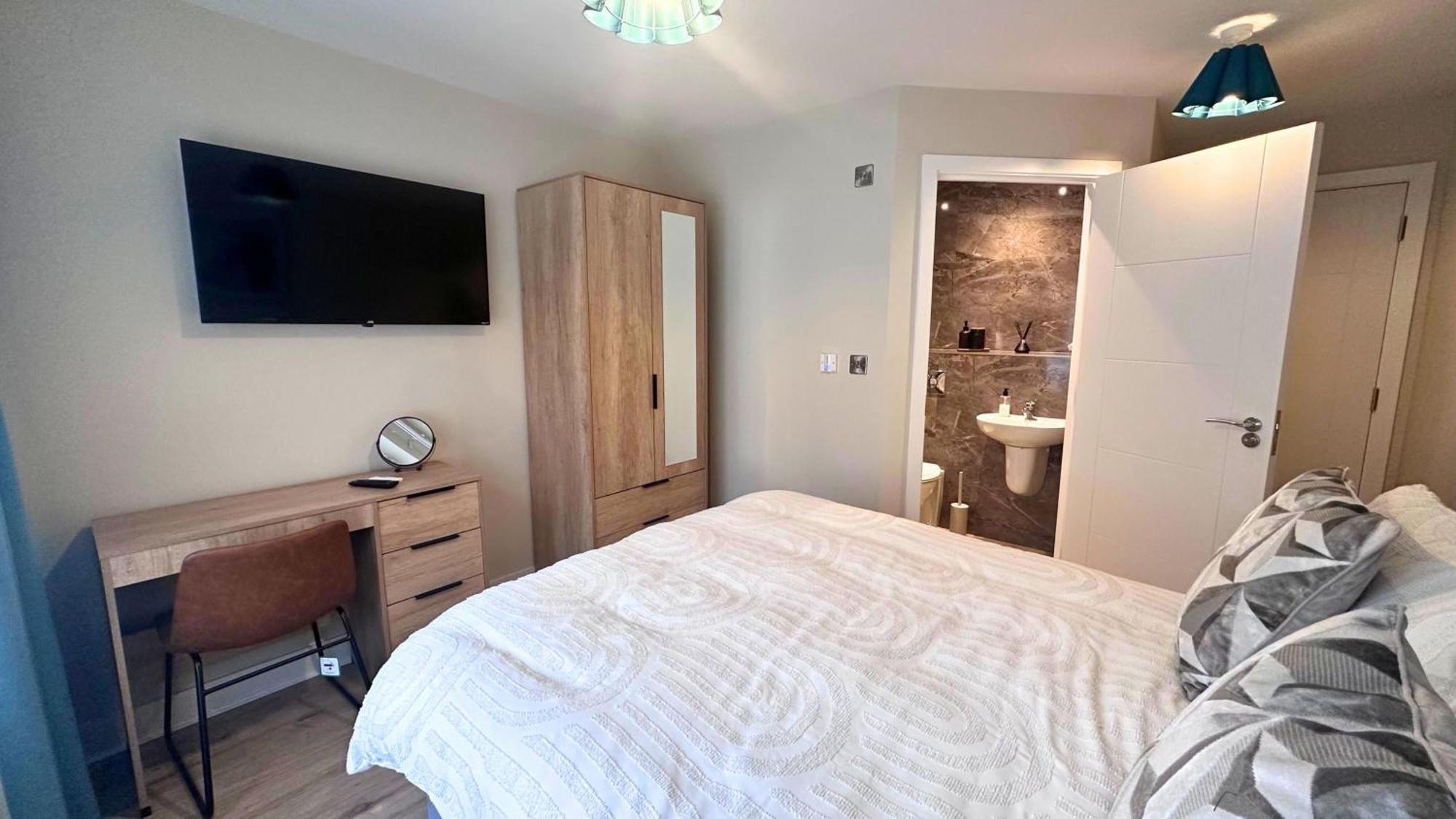 3 Bedroom Modern Apartment *