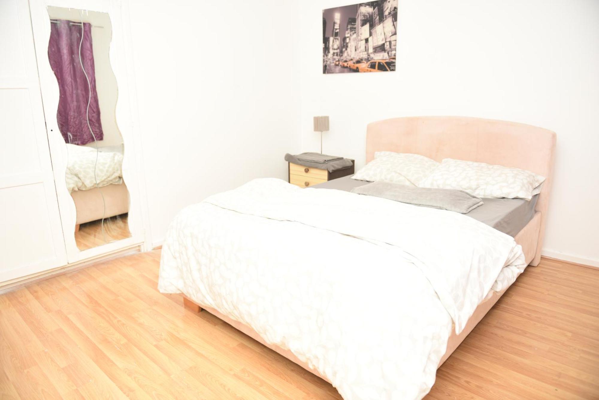 3 Bed Comfortable In City, Free Parking , Wifi, Kitchen,livingroom Holiday home