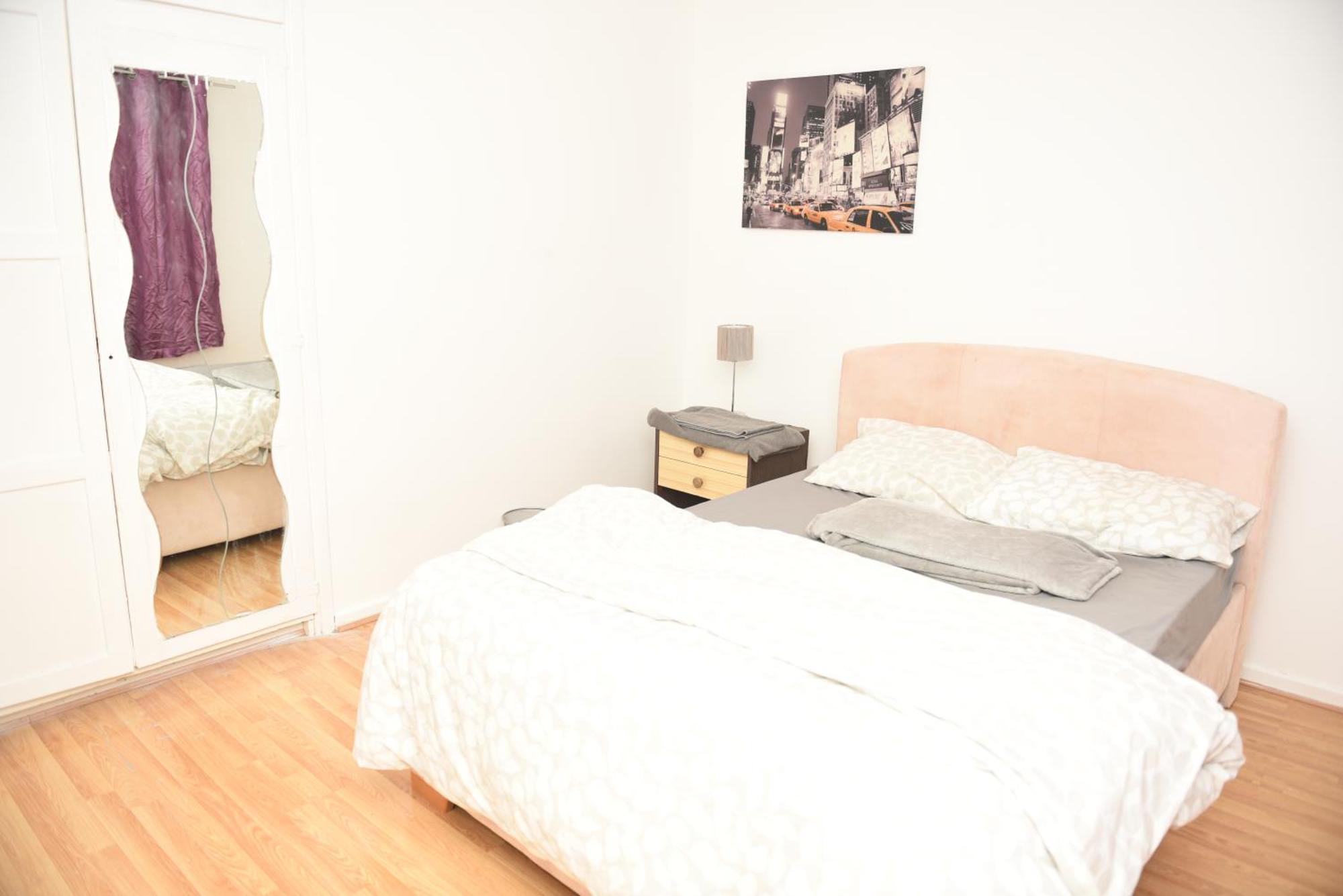 3 Bed Comfortable In City, Free Parking , Wifi, Kitchen,livingroom *