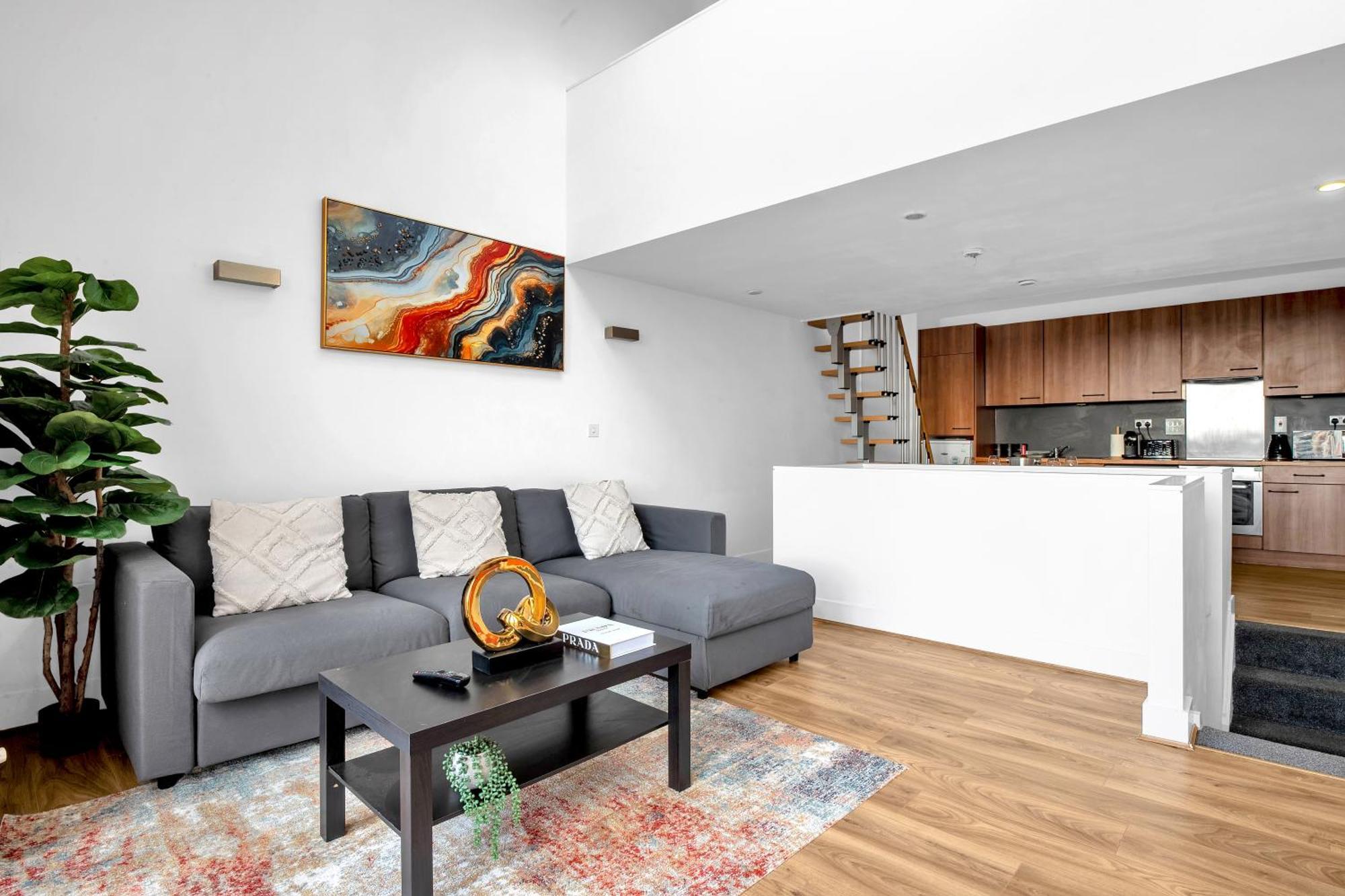 Luxury Waterfront With Free Parking Coventry