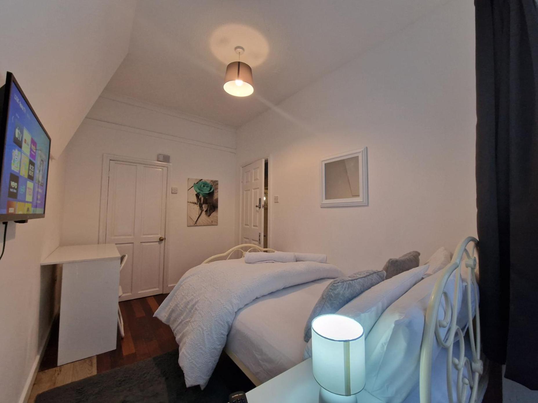 Living Serviced 11 *