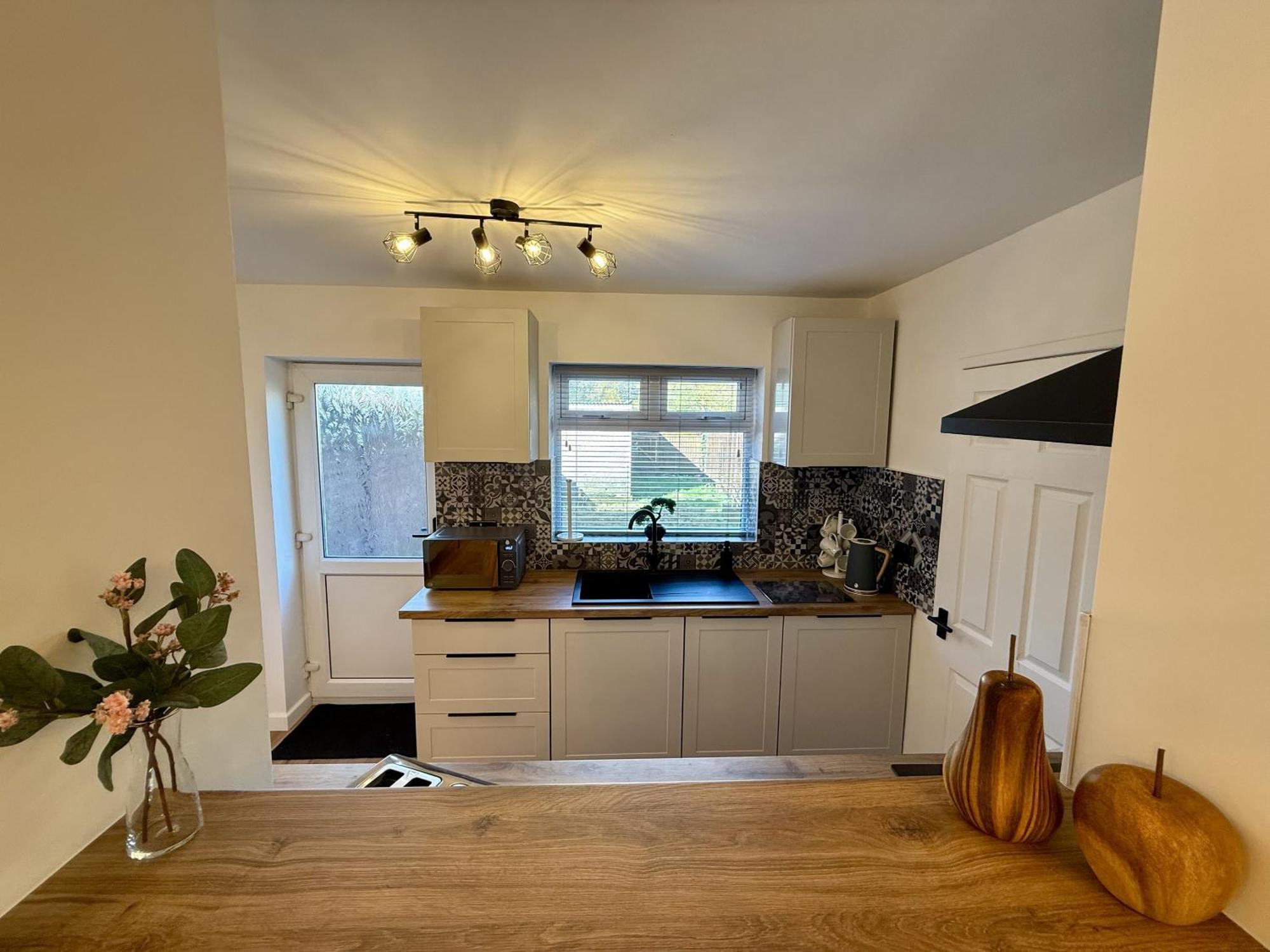 Spacious, Contemporary 2-bed House - Hosted By Hutch Lifestyle Holiday home