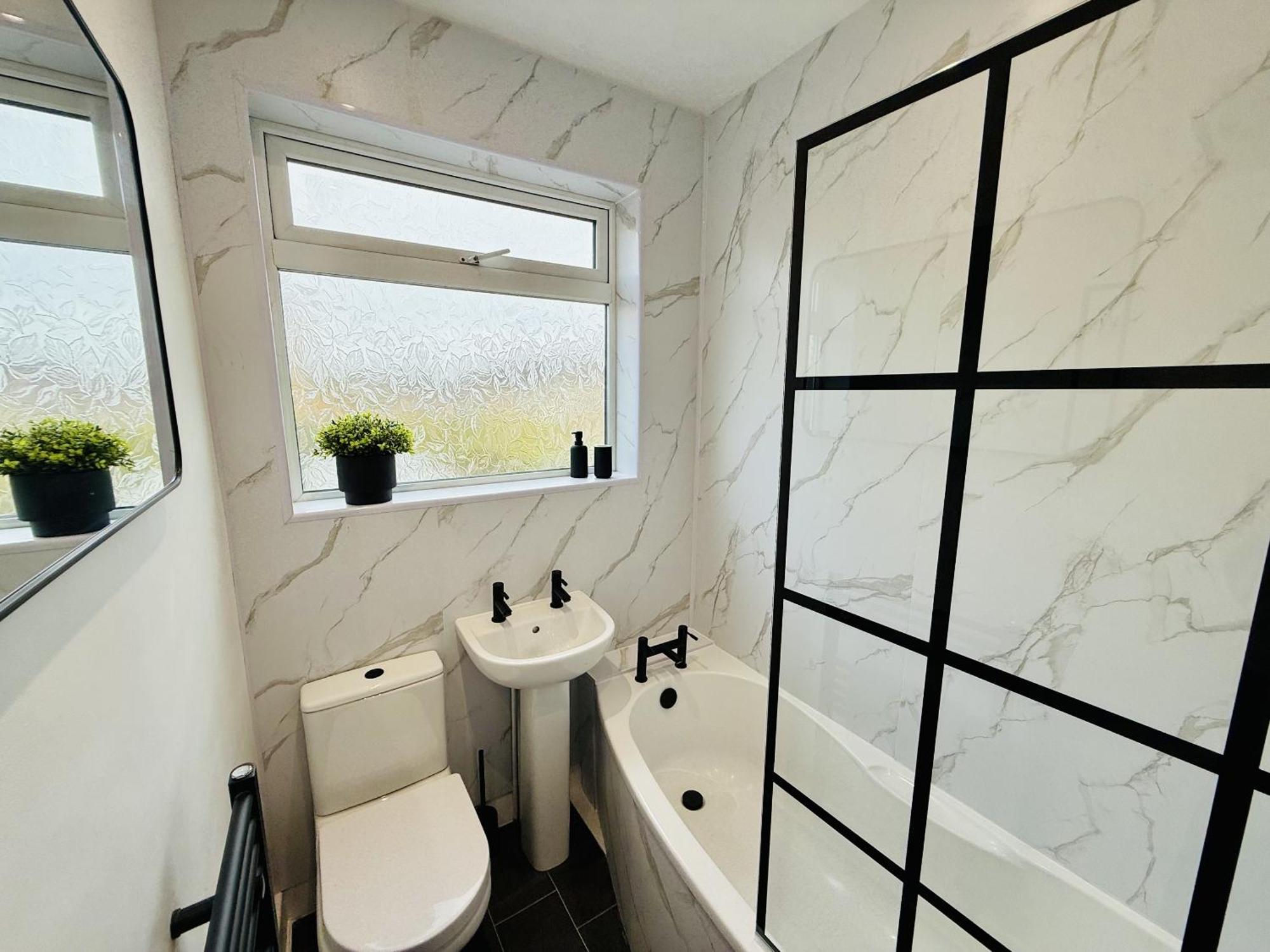 Spacious, Contemporary 2-bed House - Hosted By Hutch Lifestyle *