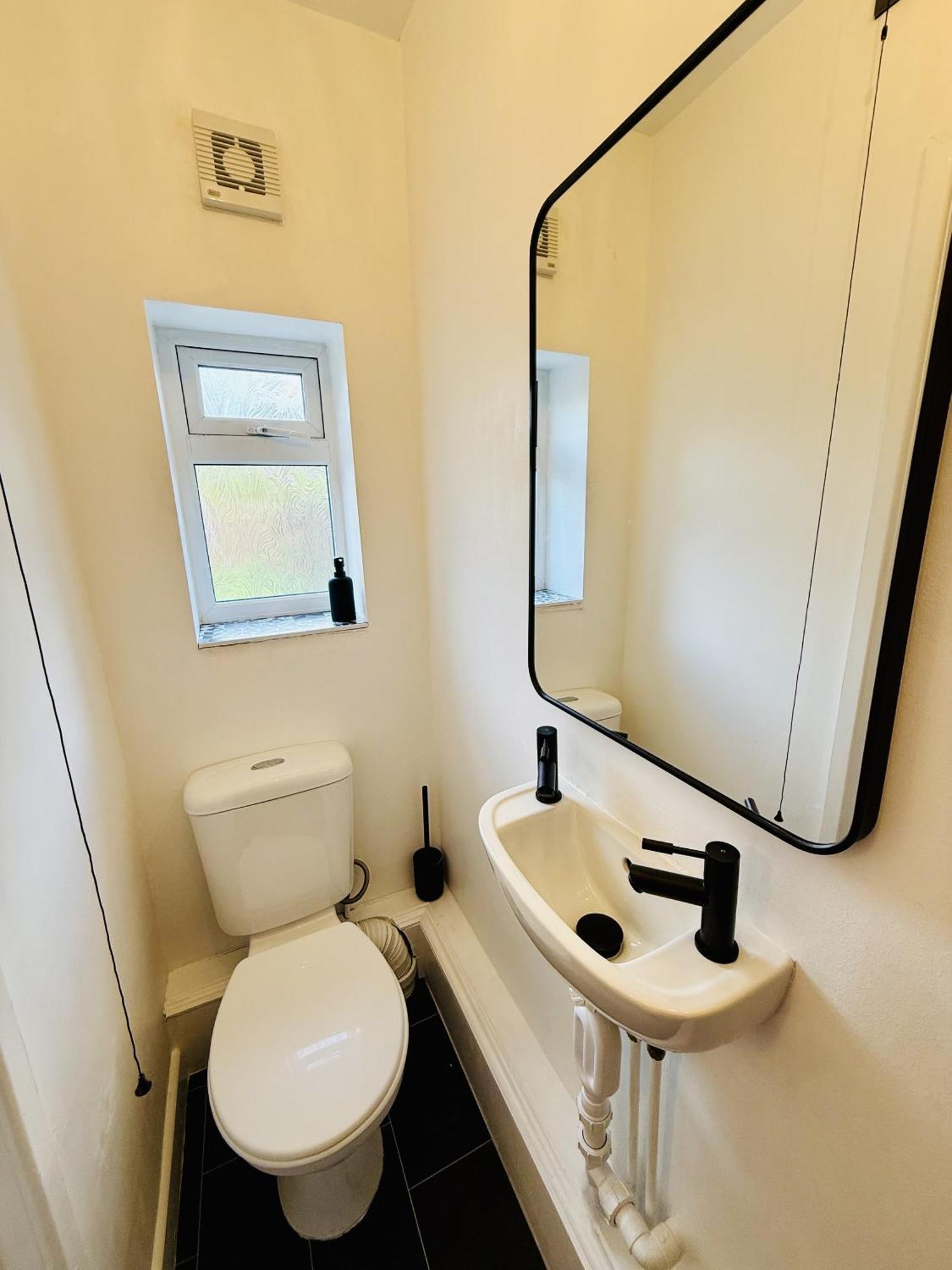 Spacious, Contemporary 2-bed House - Hosted By Hutch Lifestyle