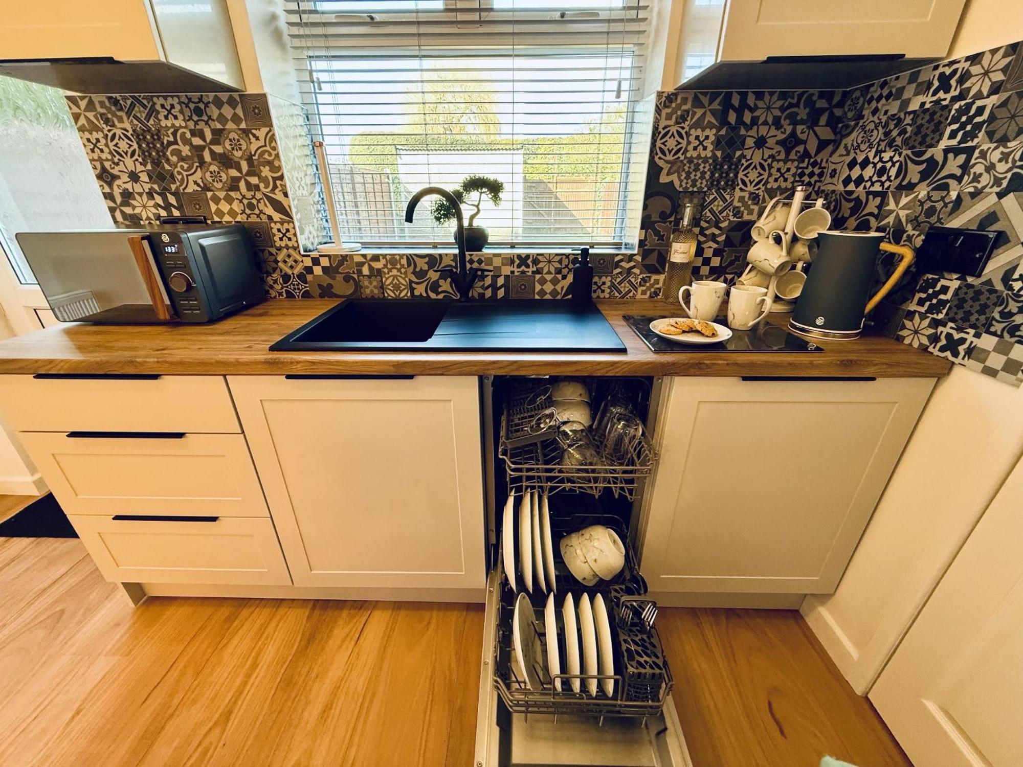 Holiday home Spacious, Contemporary 2-bed House - Hosted By Hutch Lifestyle Coventry