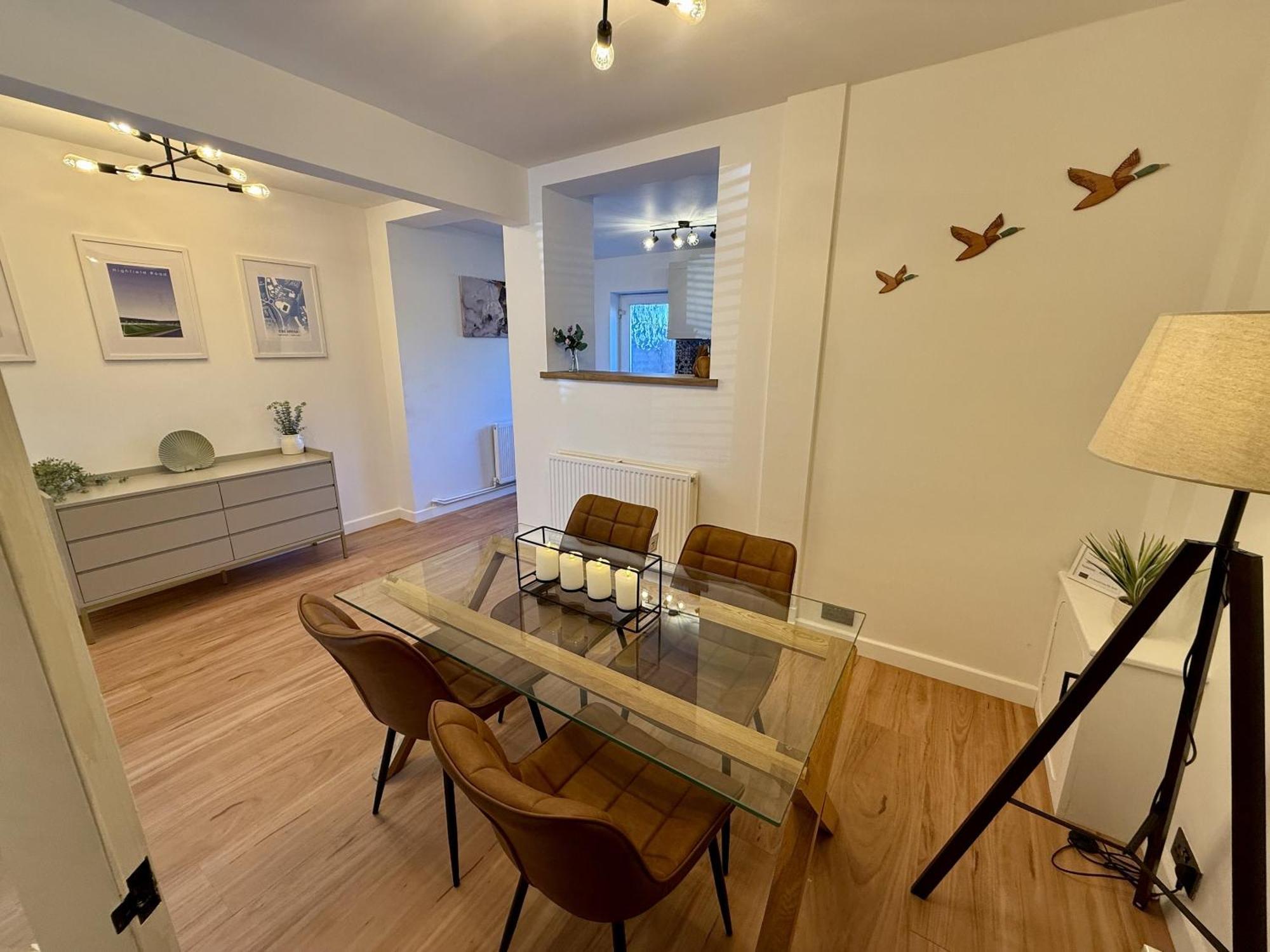 Spacious, Contemporary 2-bed House - Hosted By Hutch Lifestyle Holiday home