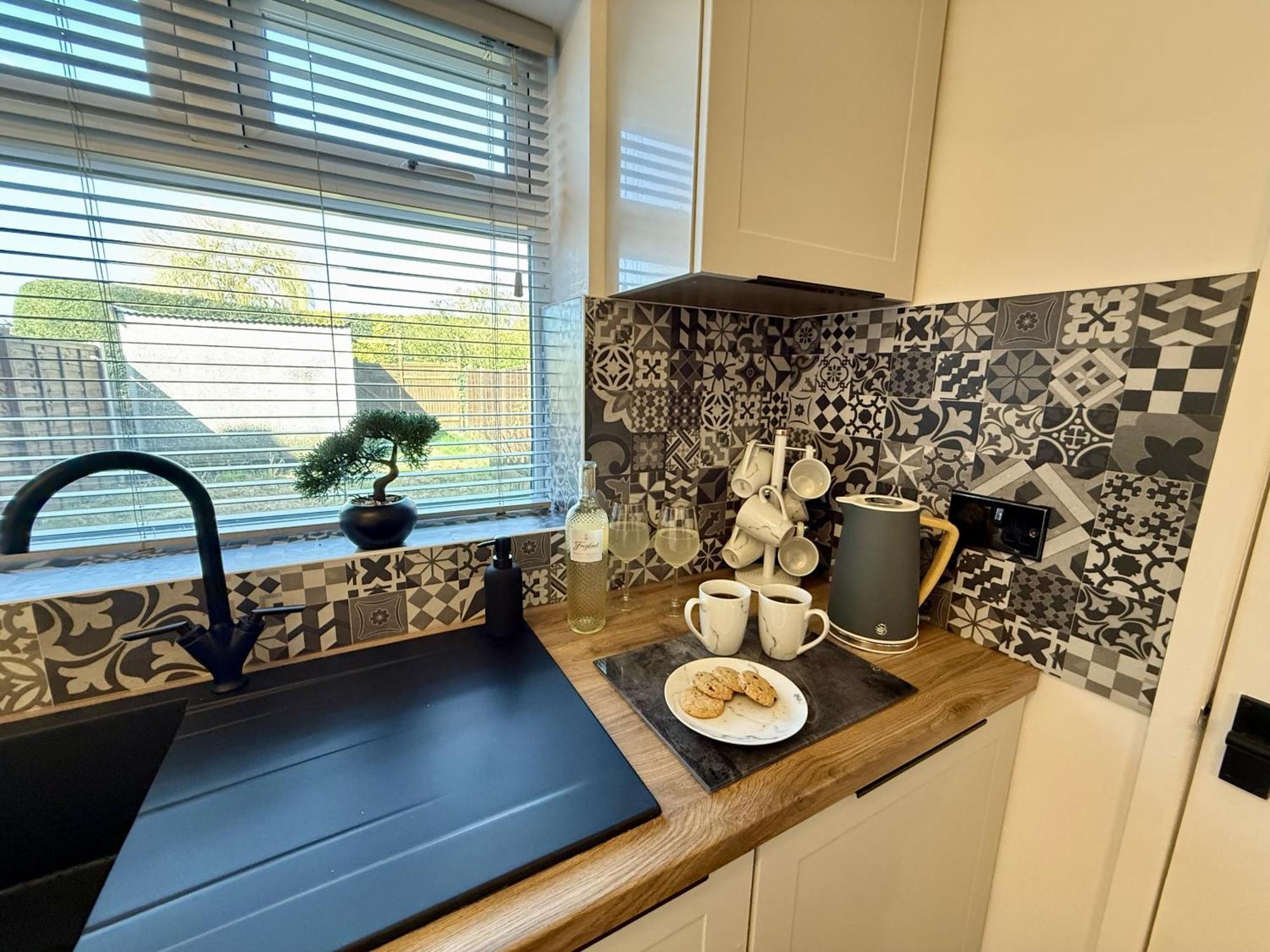 Spacious, Contemporary 2-bed House - Hosted By Hutch Lifestyle Holiday home *