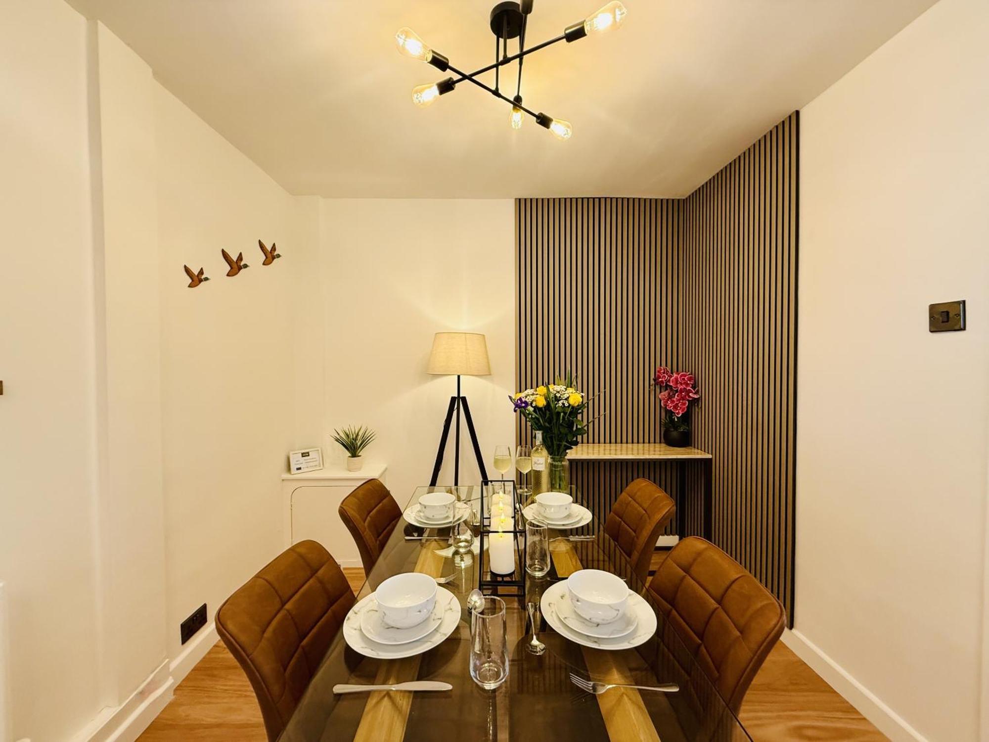 Spacious, Contemporary 2-bed House - Hosted By Hutch Lifestyle Holiday home Coventry