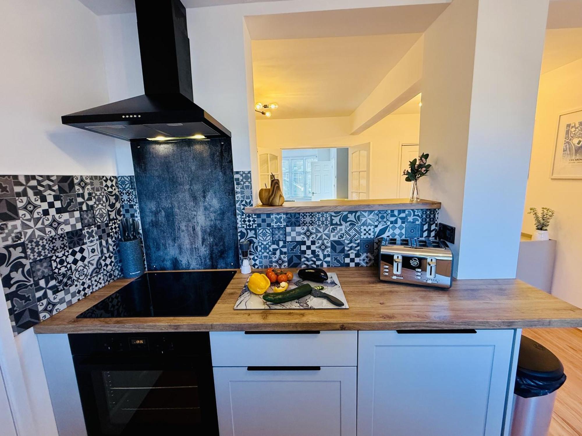 Holiday home Spacious, Contemporary 2-bed House - Hosted By Hutch Lifestyle Coventry