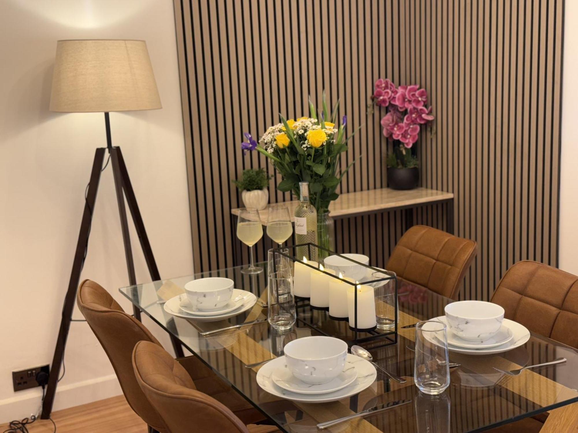 Spacious, Contemporary 2-bed House - Hosted By Hutch Lifestyle Holiday home Coventry