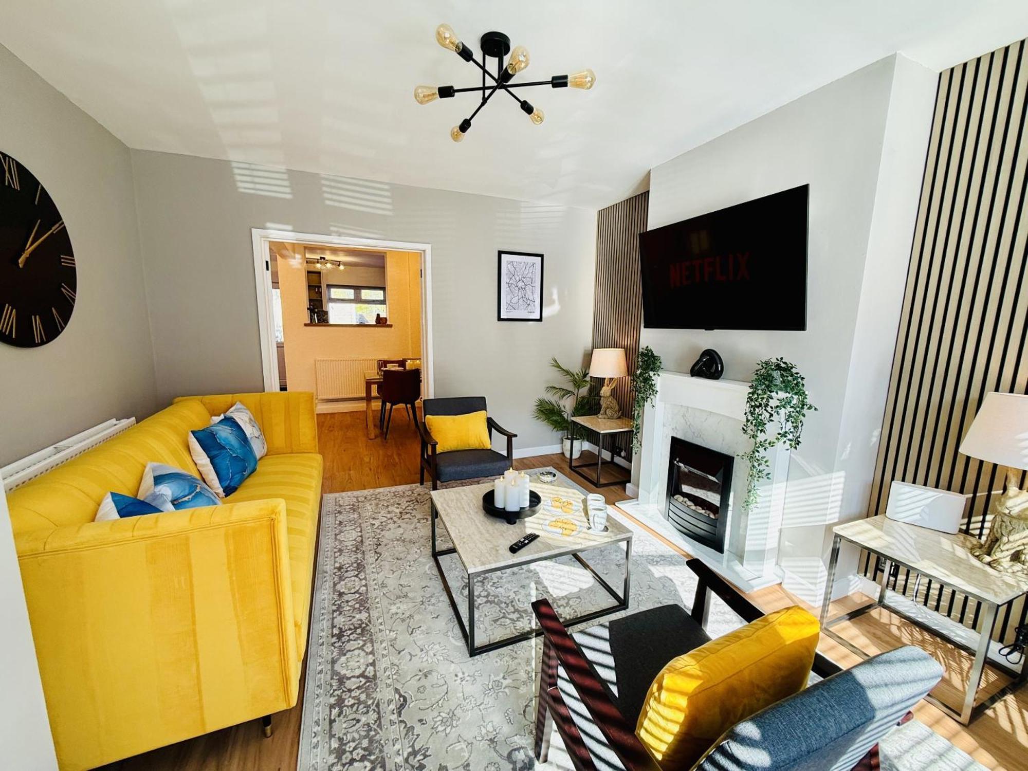 Spacious, Contemporary 2-bed House - Hosted By Hutch Lifestyle Holiday home *