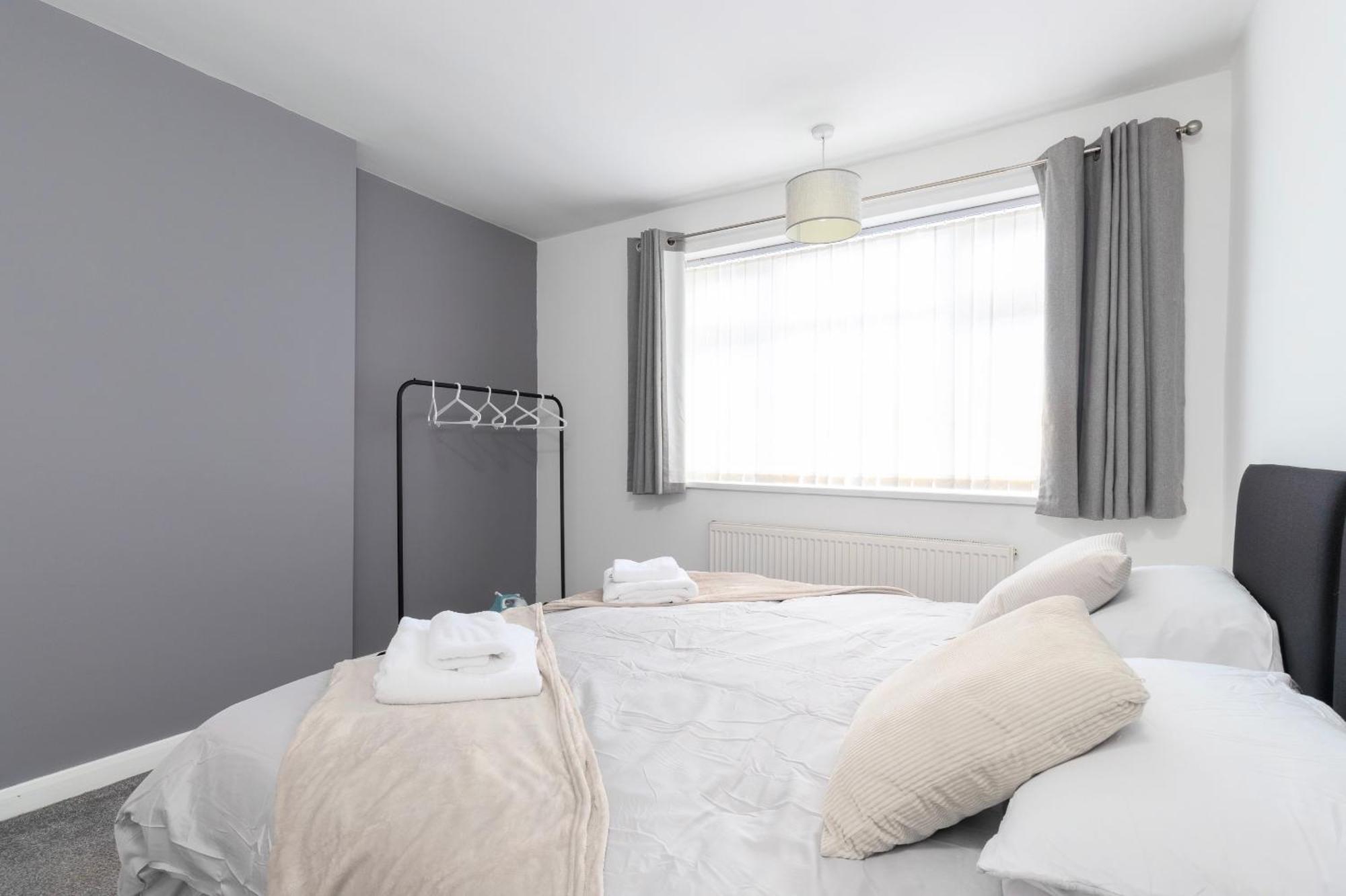 3 Bedroom With Private Driveway Holiday home Coventry
