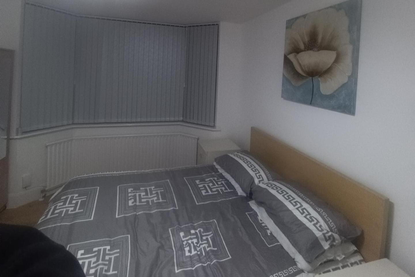 - Sleeps 8 Free Parking & Wifi Holiday home