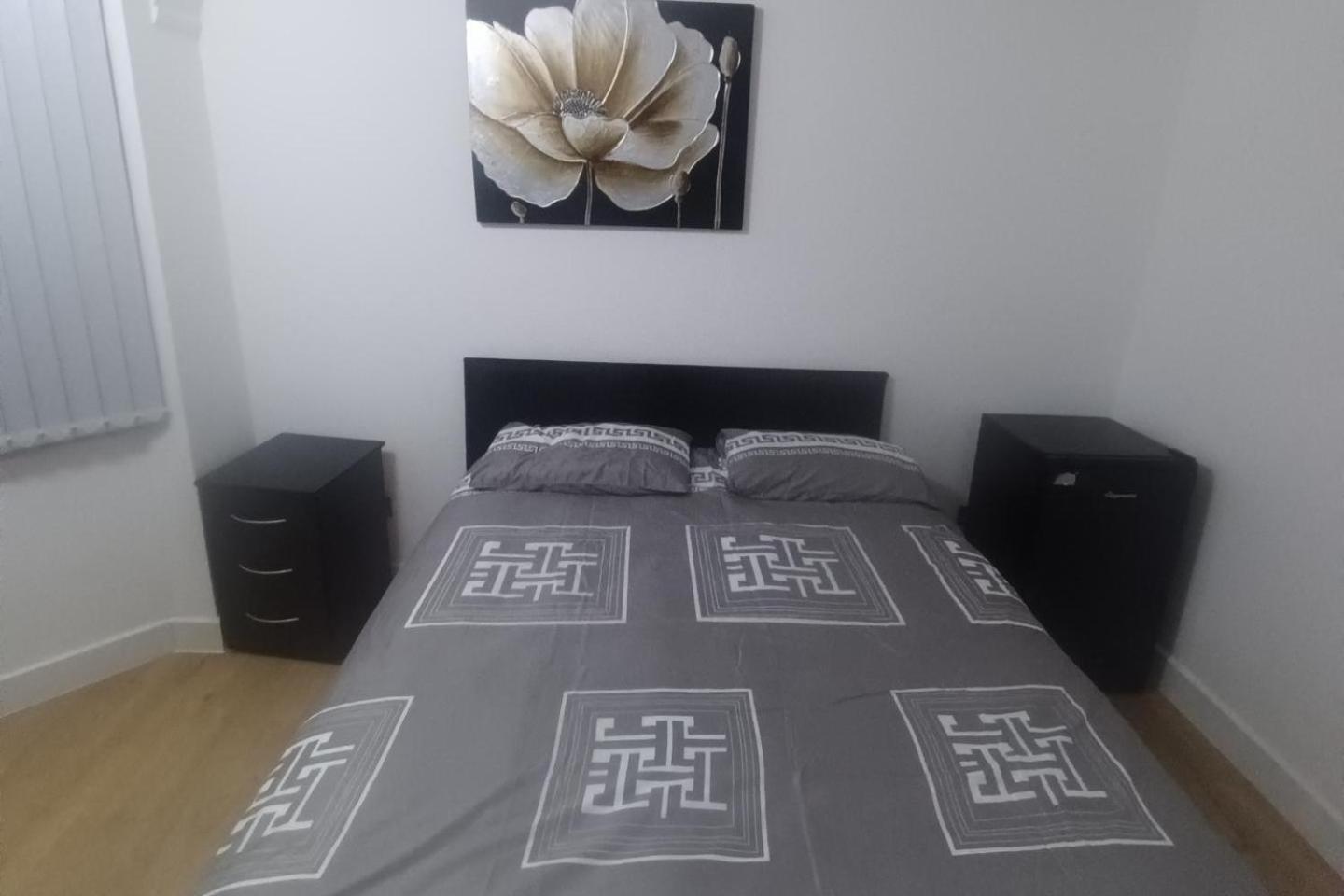 - Sleeps 8 Free Parking & Wifi