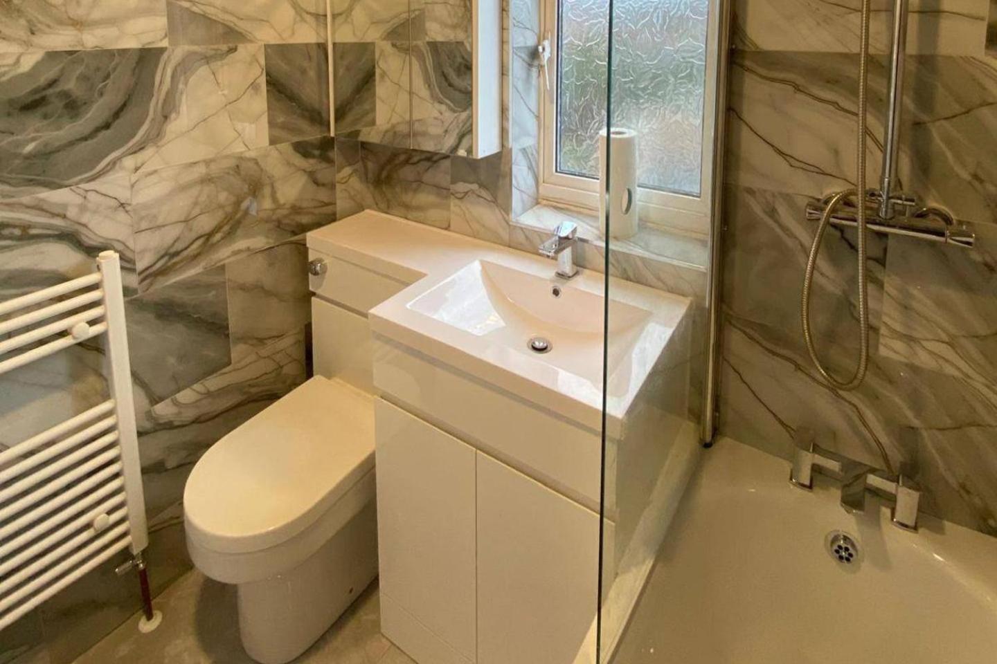 - Sleeps 8 Free Parking & Wifi Coventry