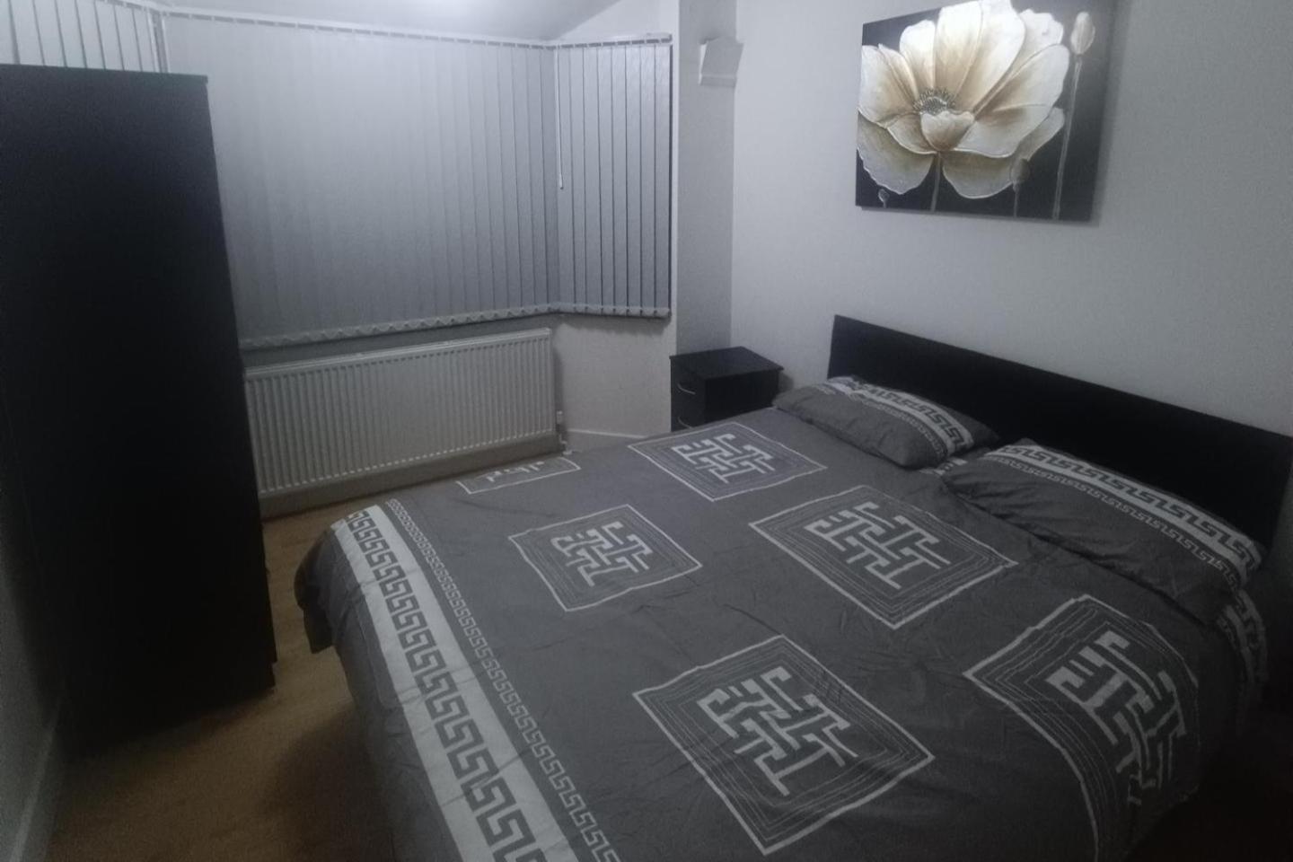 - Sleeps 8 Free Parking & Wifi Holiday home *