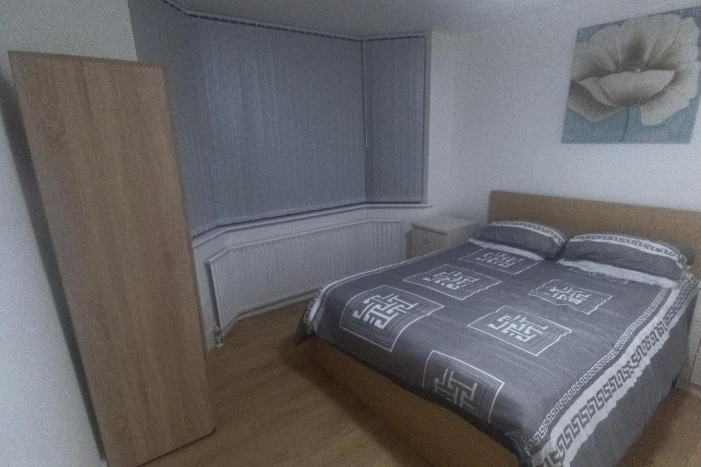 - Sleeps 8 Free Parking & Wifi *