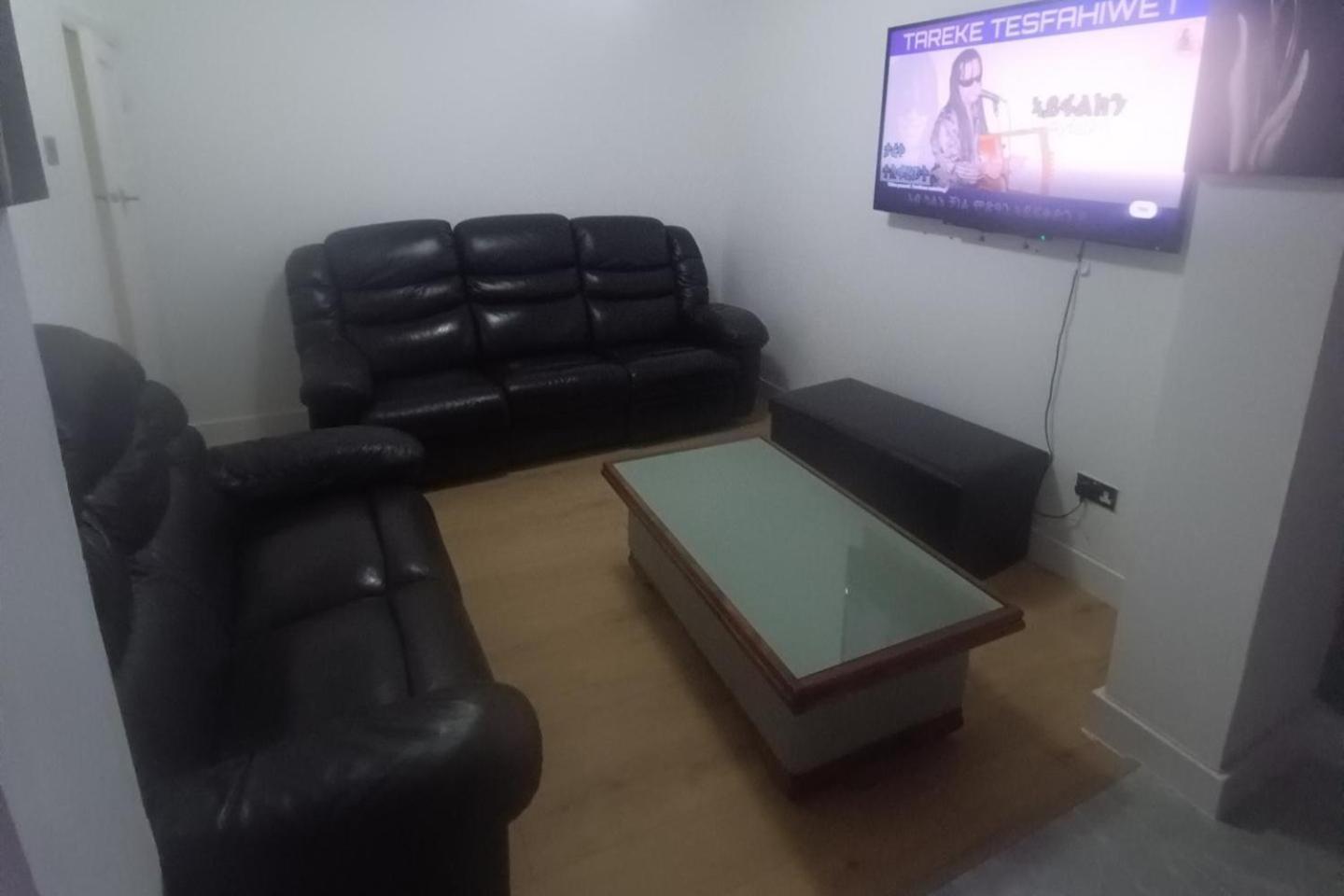Holiday home - Sleeps 8 Free Parking & Wifi *