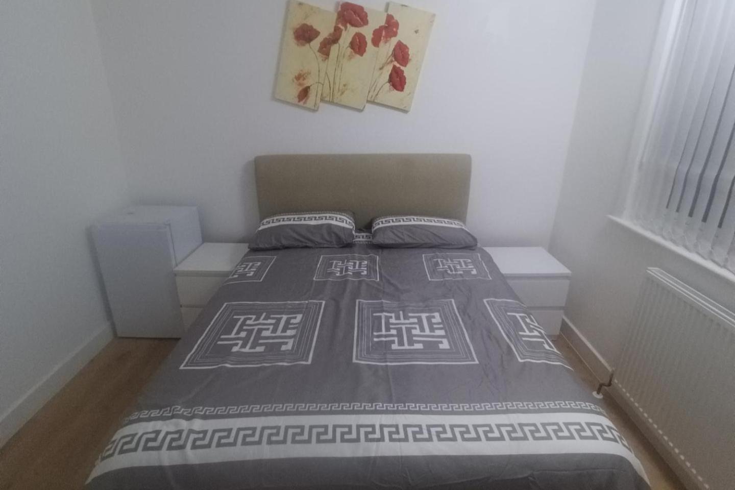 - Sleeps 8 Free Parking & Wifi Holiday home *
