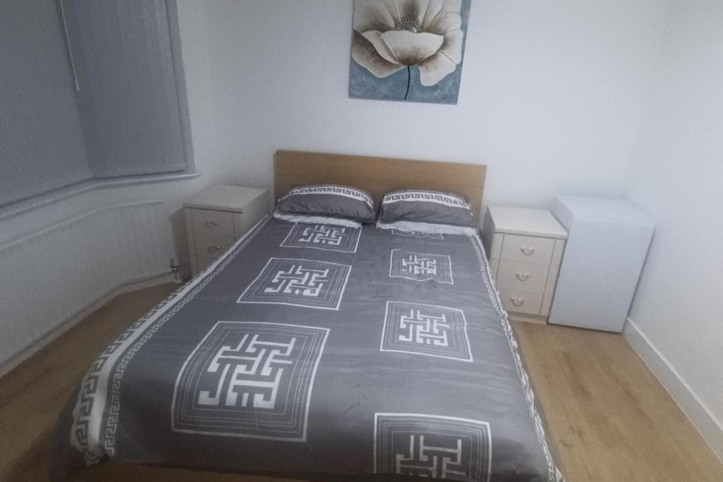- Sleeps 8 Free Parking & Wifi * Coventry