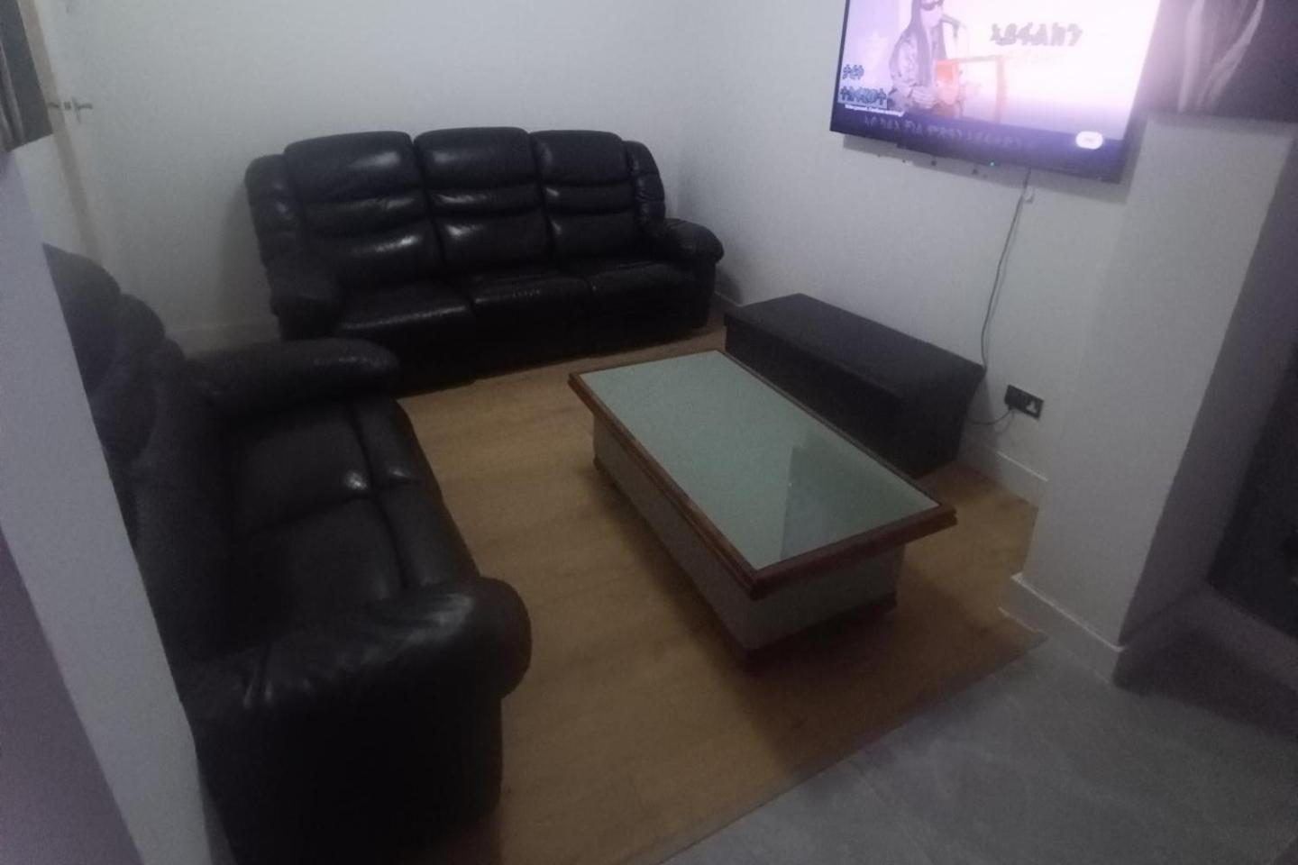 Holiday home - Sleeps 8 Free Parking & Wifi *