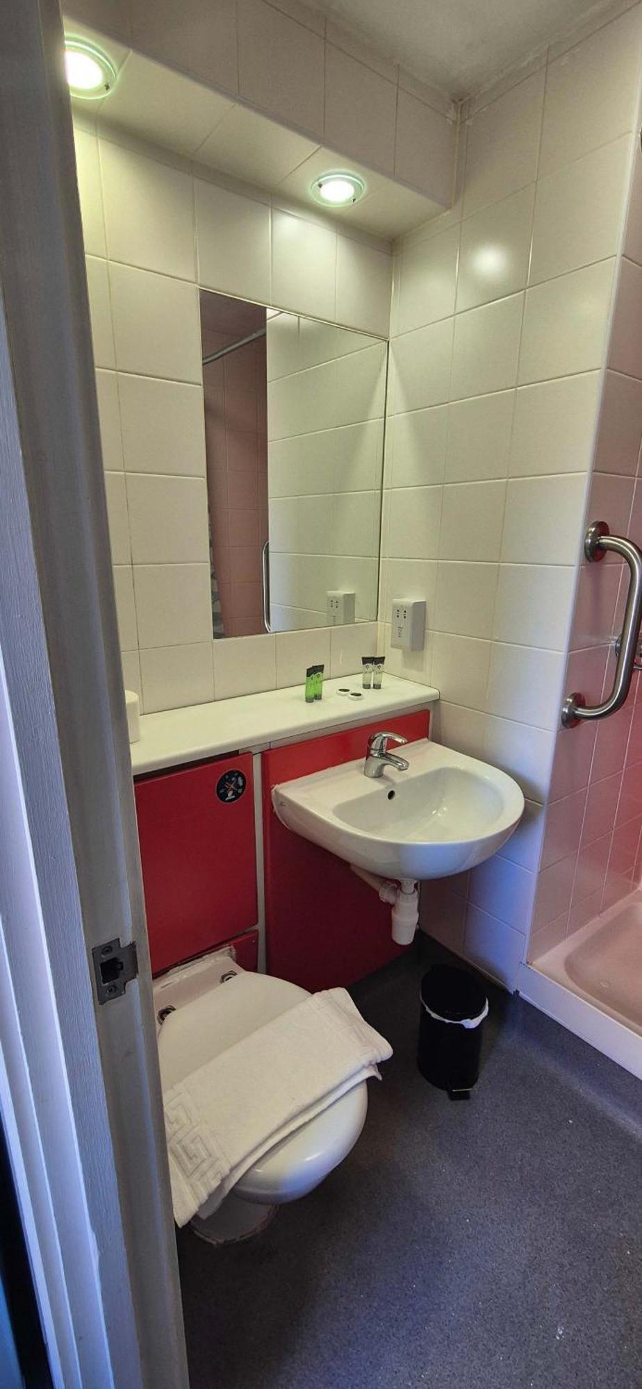 Modern Budget In Centre Apartment Coventry