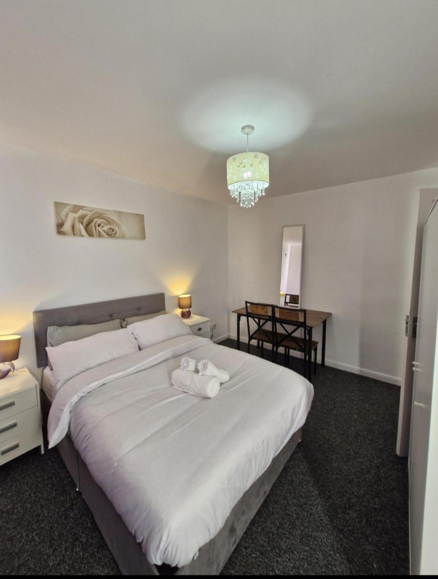 Holiday home Spacious 3-bed -private Garden Bbq & Parking *