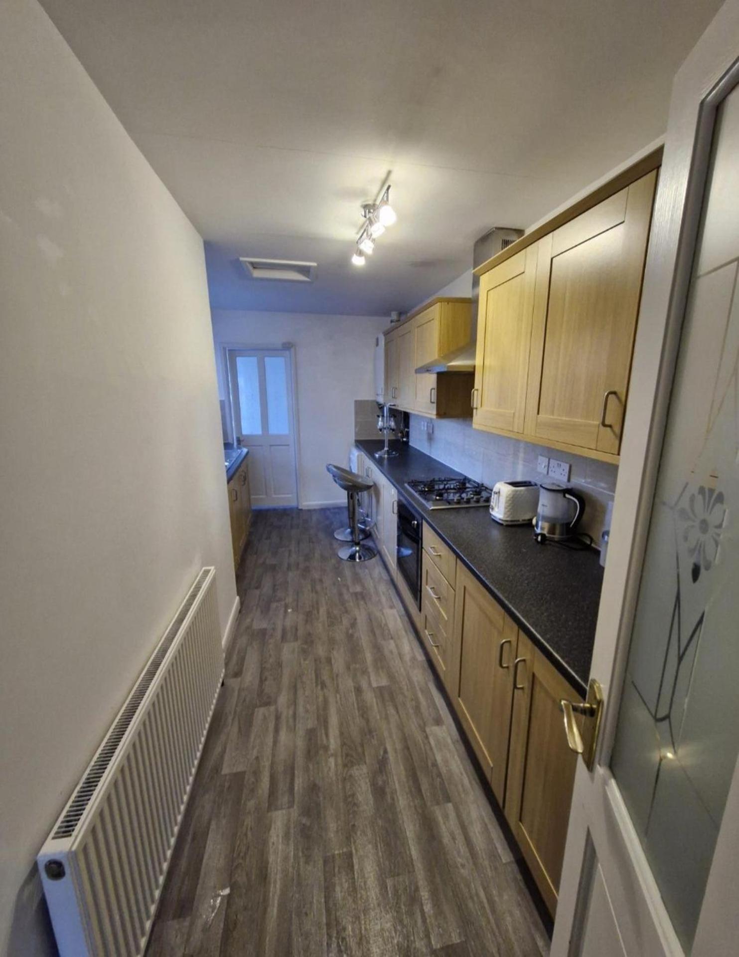 Spacious 3-bed -private Garden Bbq & Parking