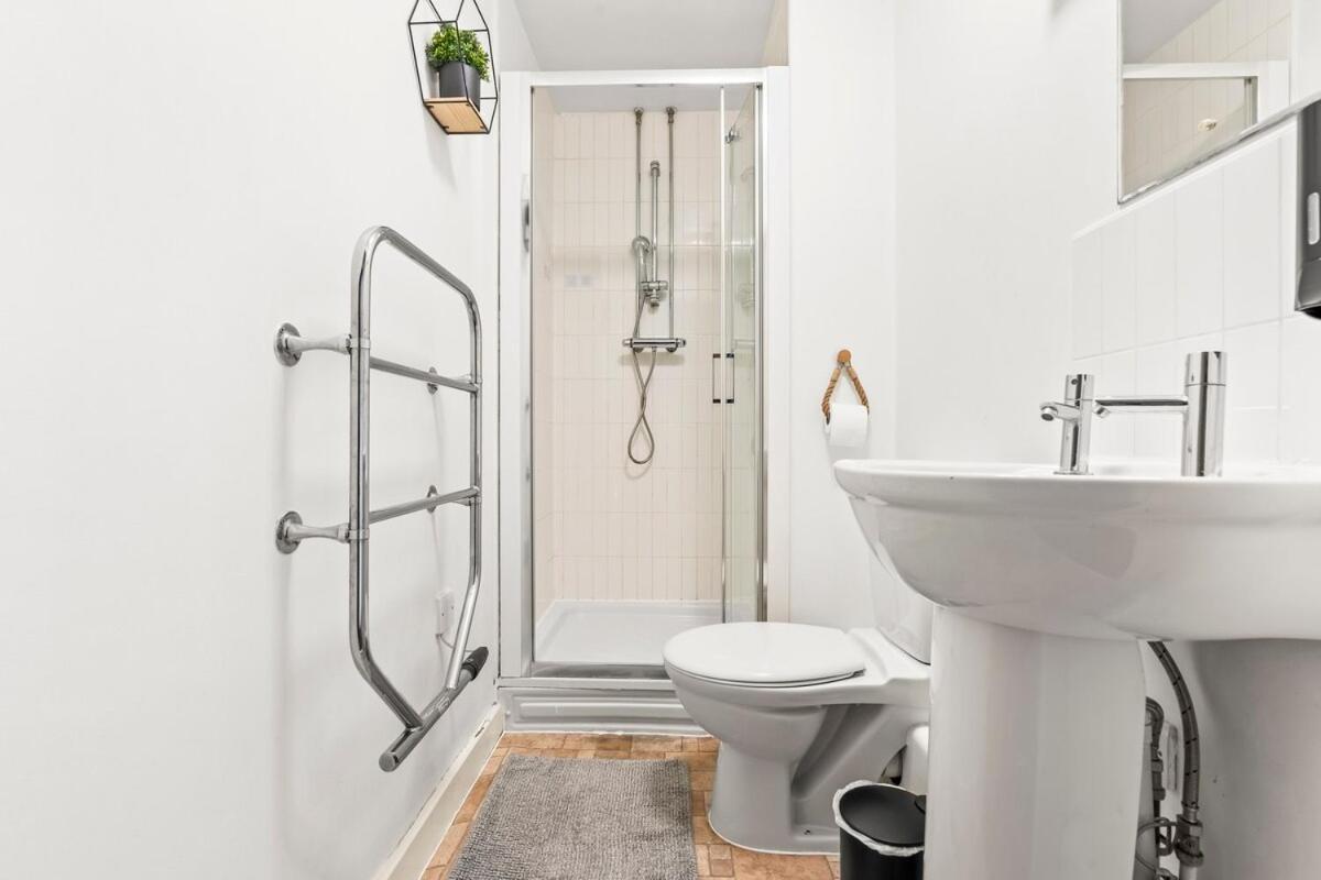 Centre 2 Bedroom - Private Parking, Balcony, Self-check-in And Fast Wifi By Yoko *