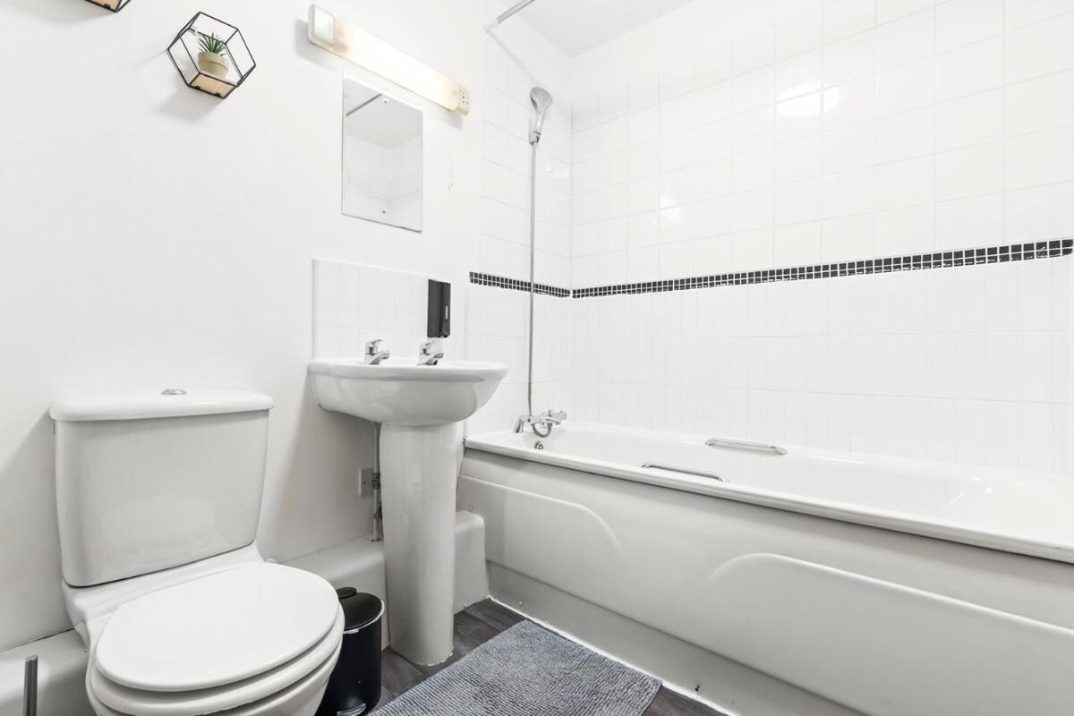 Apartment Centre 2 Bedroom - Private Parking, Balcony, Self-check-in And Fast Wifi By Yoko Coventry