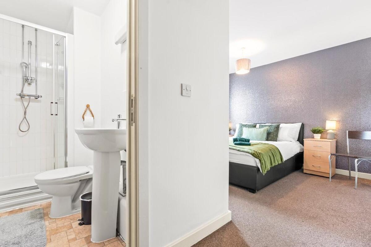 Centre 2 Bedroom - Private Parking, Balcony, Self-check-in And Fast Wifi By Yoko