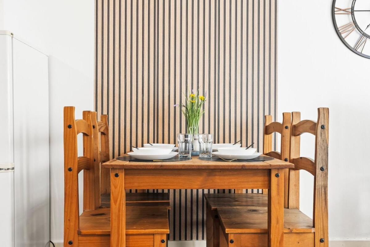 Centre 2 Bedroom - Private Parking, Balcony, Self-check-in And Fast Wifi By Yoko