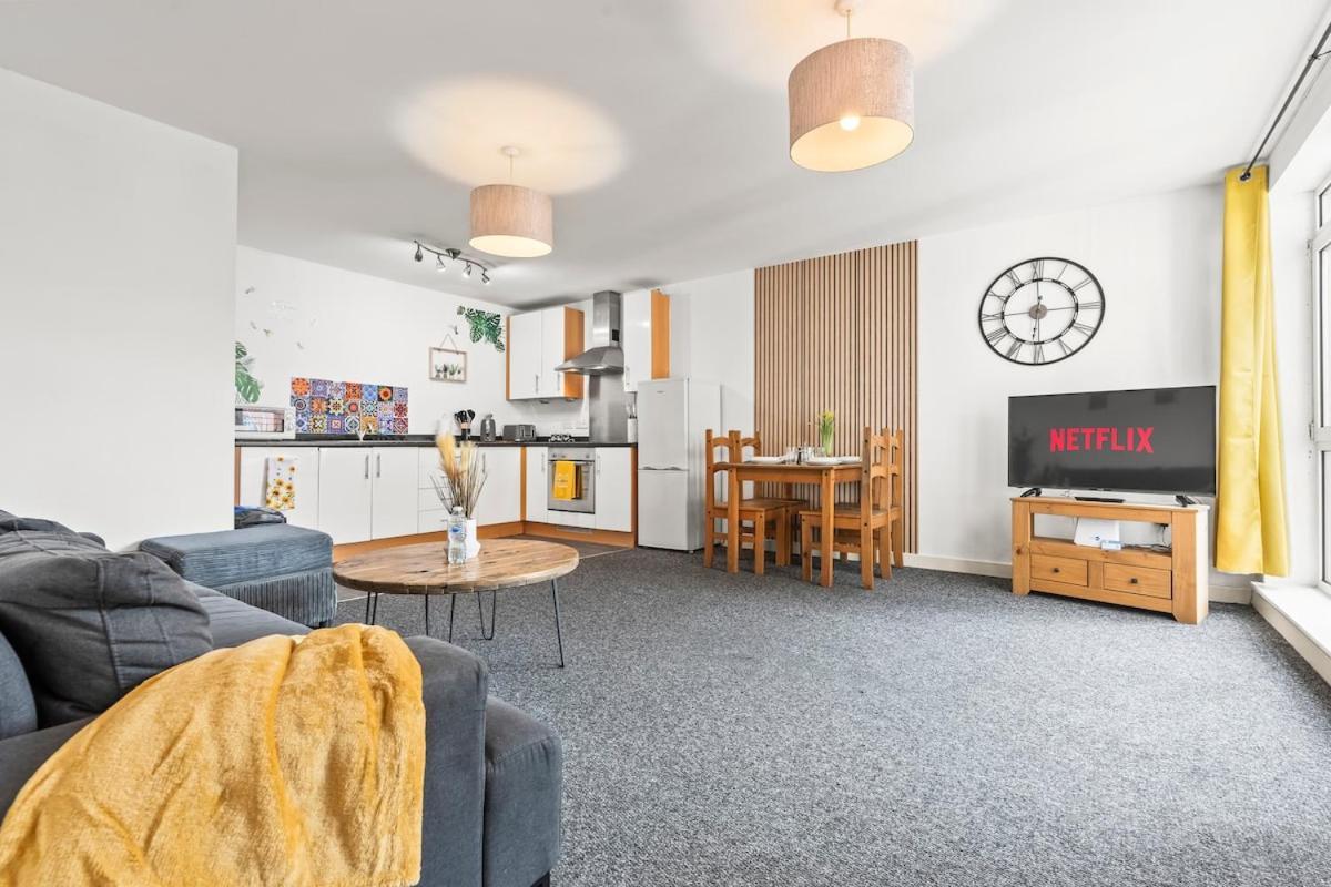 Centre 2 Bedroom - Private Parking, Balcony, Self-check-in And Fast Wifi By Yoko