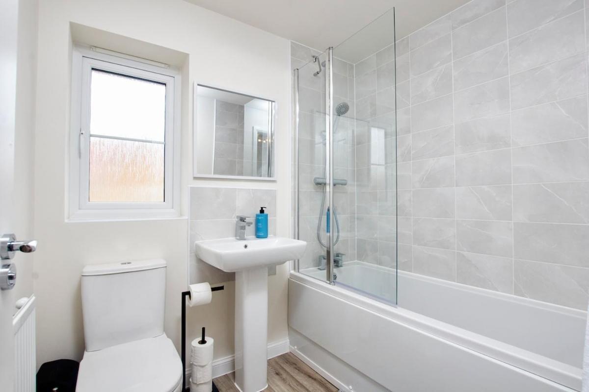 Perfect 3br House Sleeps 9 * Coventry