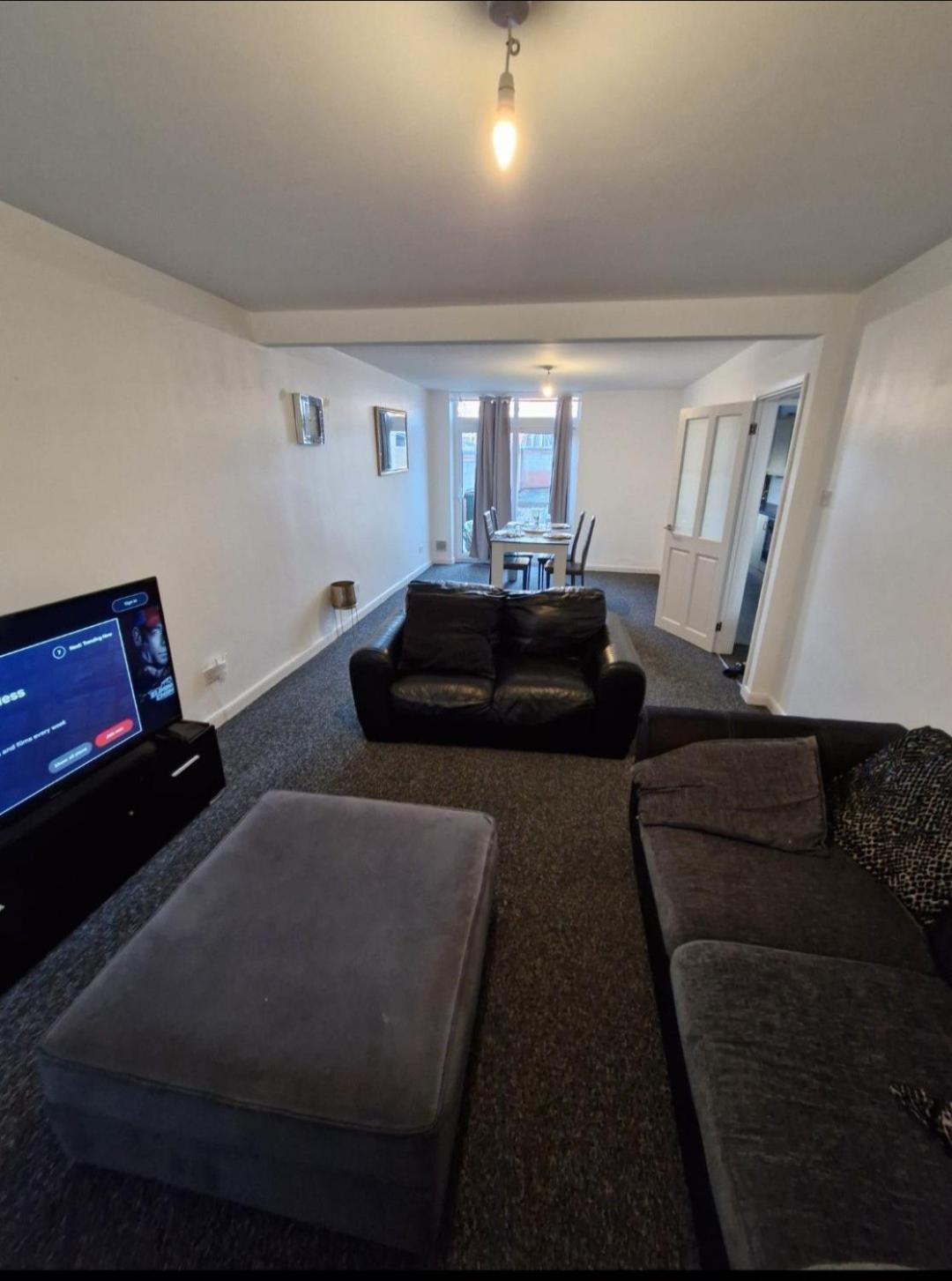 Holiday home Spacious 3-bed -private Garden Bbq & Parking Coventry