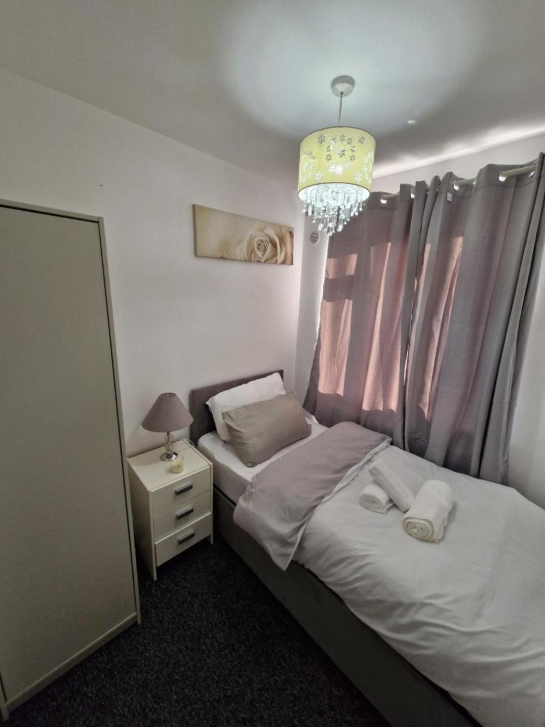 Holiday home Spacious 3-bed -private Garden Bbq & Parking