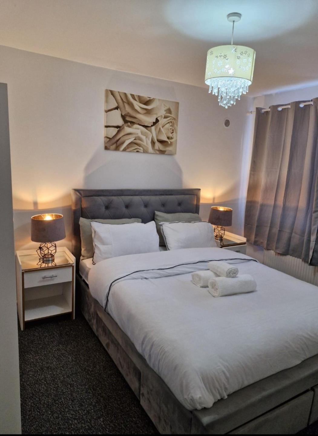 Holiday home Spacious 3-bed -private Garden Bbq & Parking *