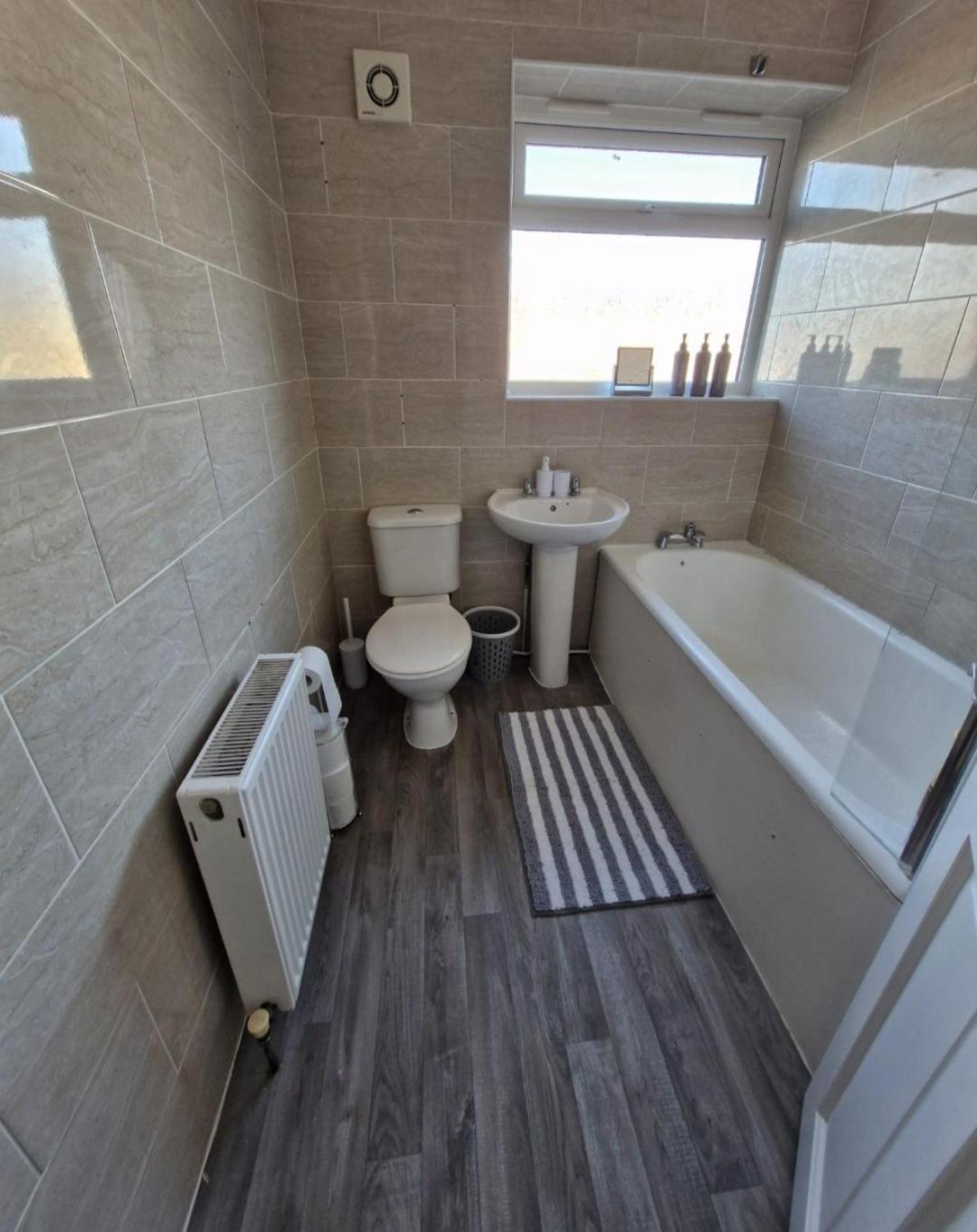 Spacious 3-bed -private Garden Bbq & Parking * Coventry