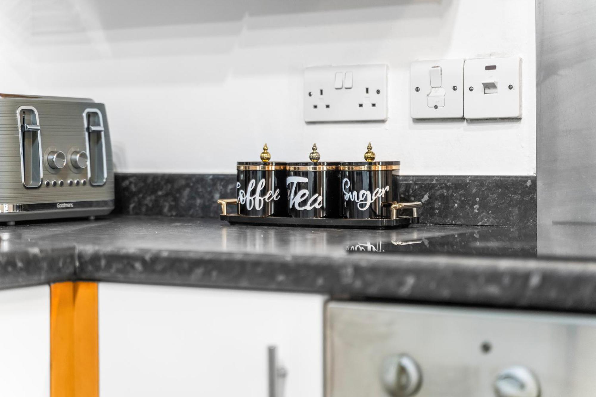 Apartment Centre 2 Bedroom - Private Parking, Balcony, Self-check-in And Fast Wifi By Yoko Coventry
